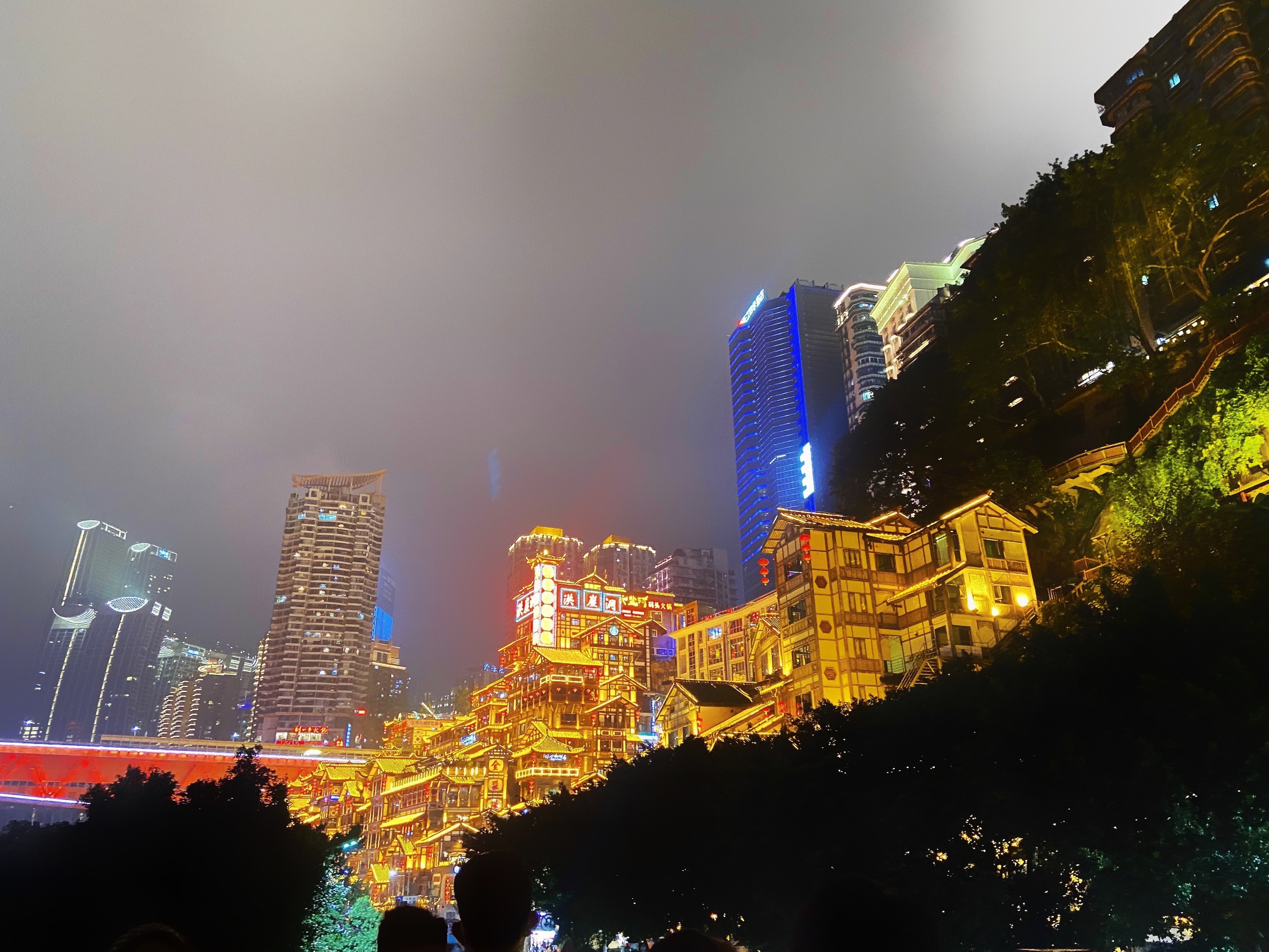 重庆必去的打卡地——洪崖洞民俗风貌区最能一下体现魔幻3D城市的地标