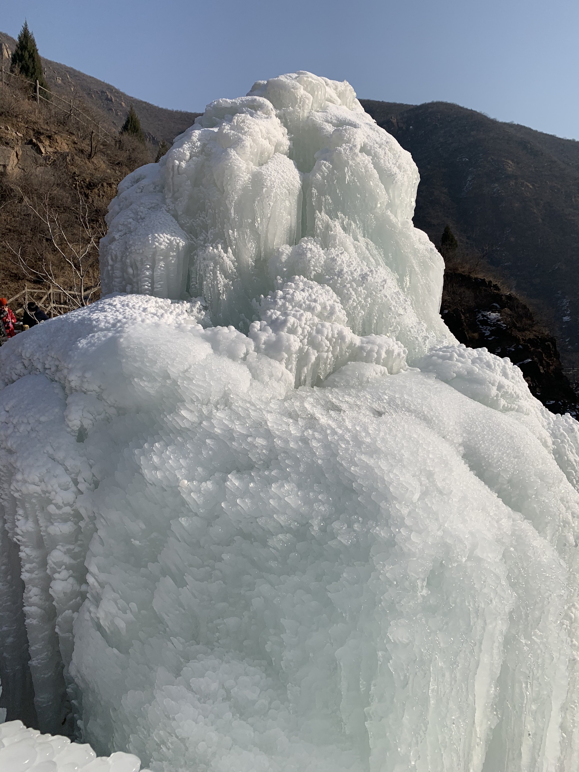 神泉峡冰瀑这里有一个冰瀑群，这里的冰瀑景观并非天然形成，是人工造景