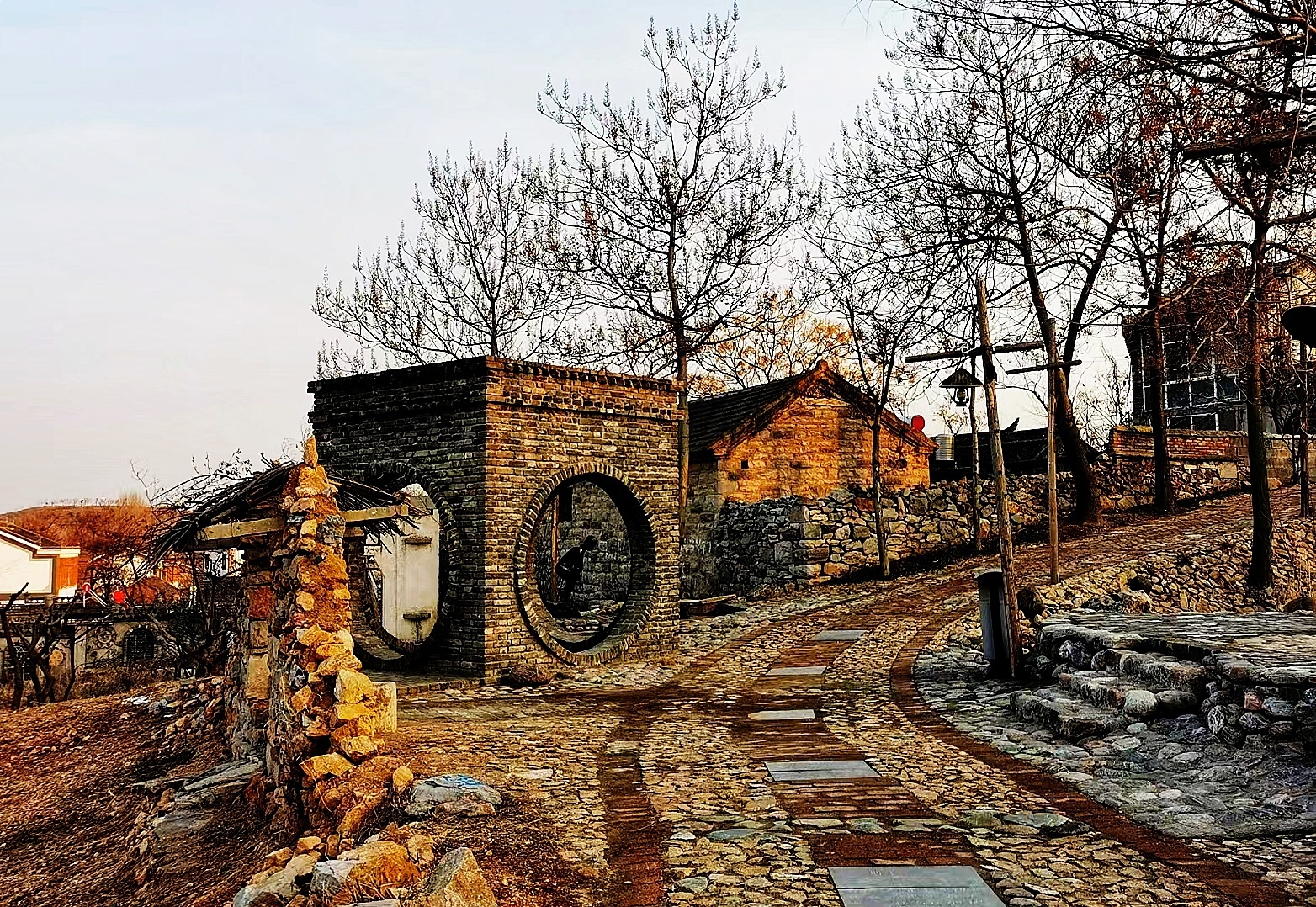 徐州的石头部落利国镇的西李村是建在山坡上的一个村庄