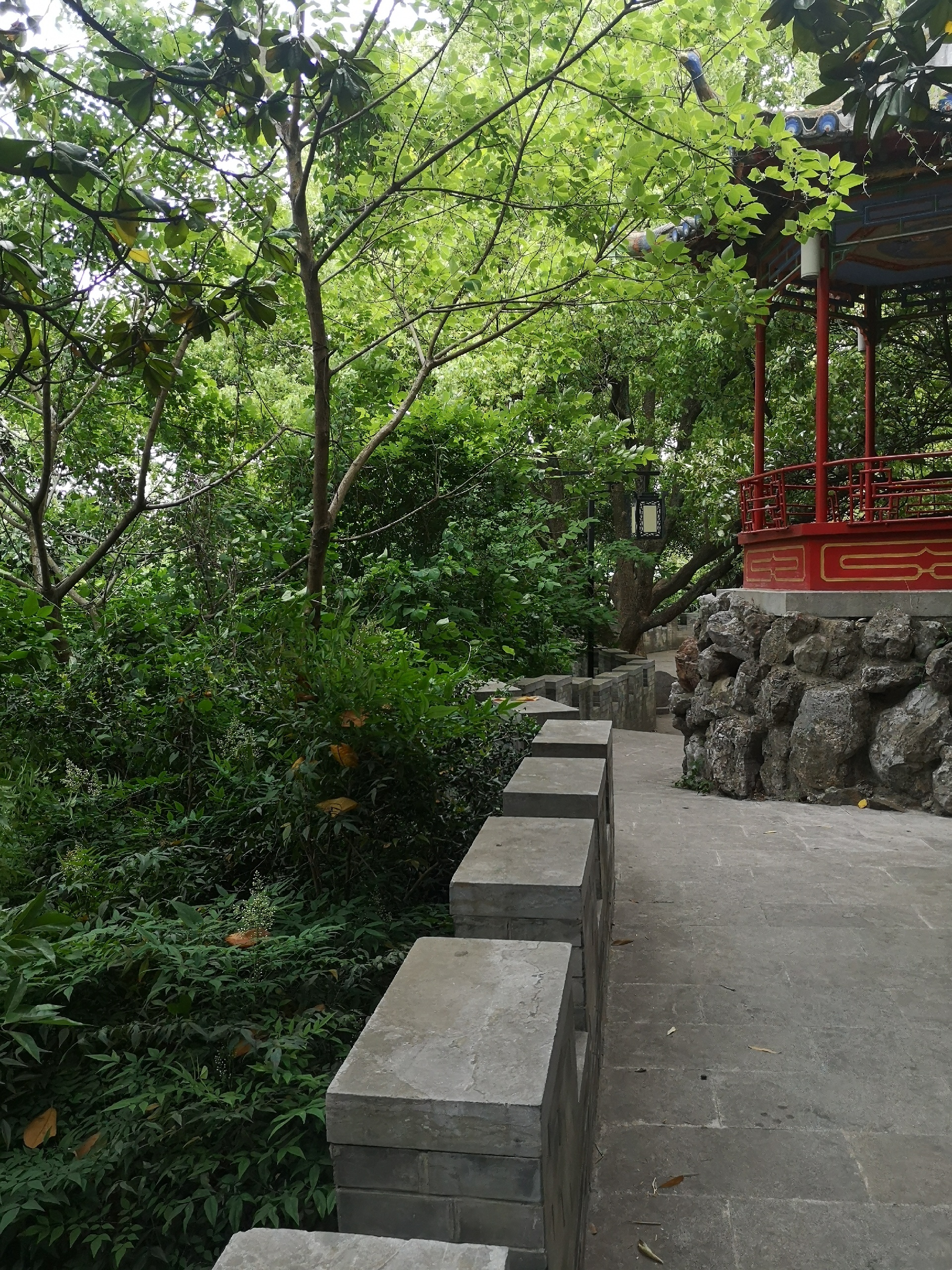 南京东山公园 真正是在山上打造的公园   台阶众多   门面气派