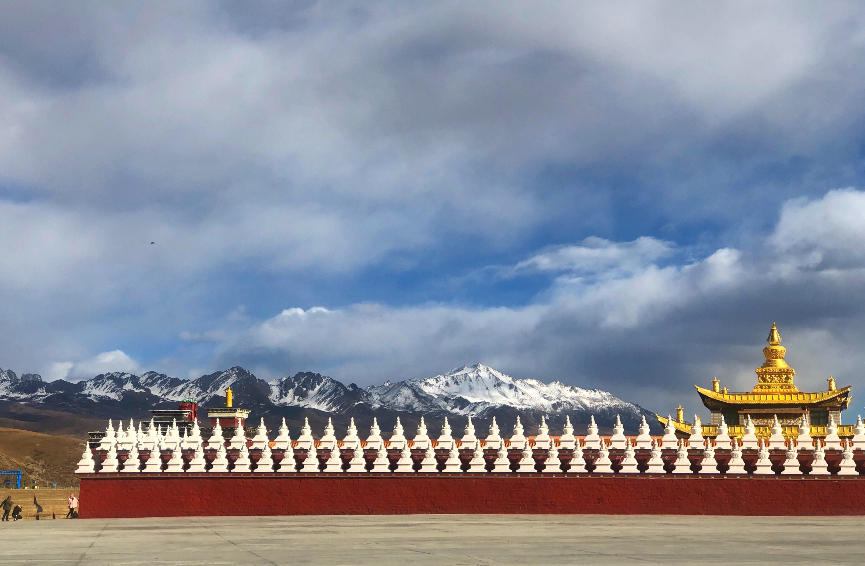 318川藏南线-一条全线都是风景的国道，远处一座无知道名字的雪山，超美