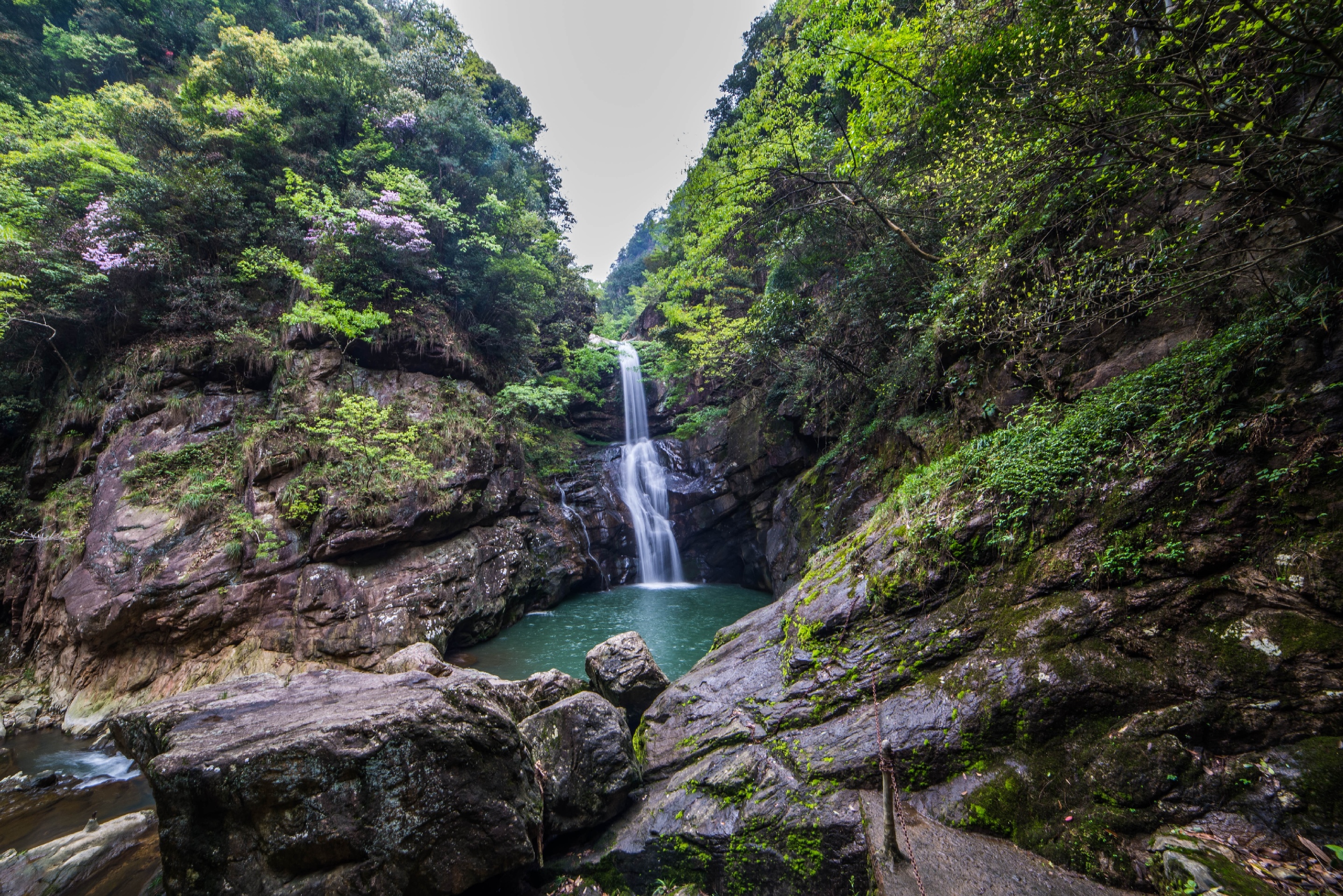 台州听当地人推荐，去了琼台仙谷。风景真的不错，瀑布，小桥流水，八仙湖真的宛如仙境一般