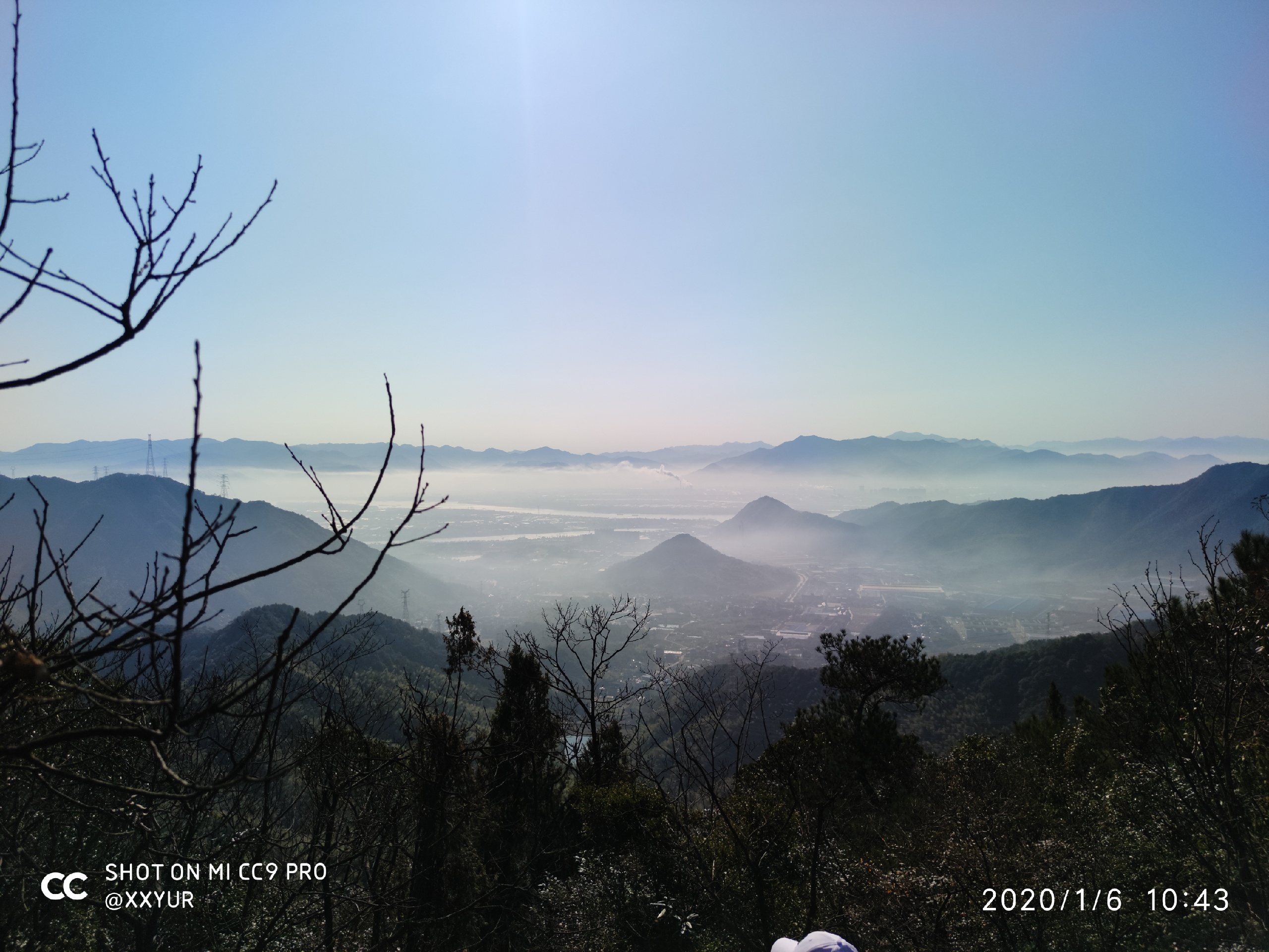今日本小寒，春风扑面来；登如意尖头，看西湖群山