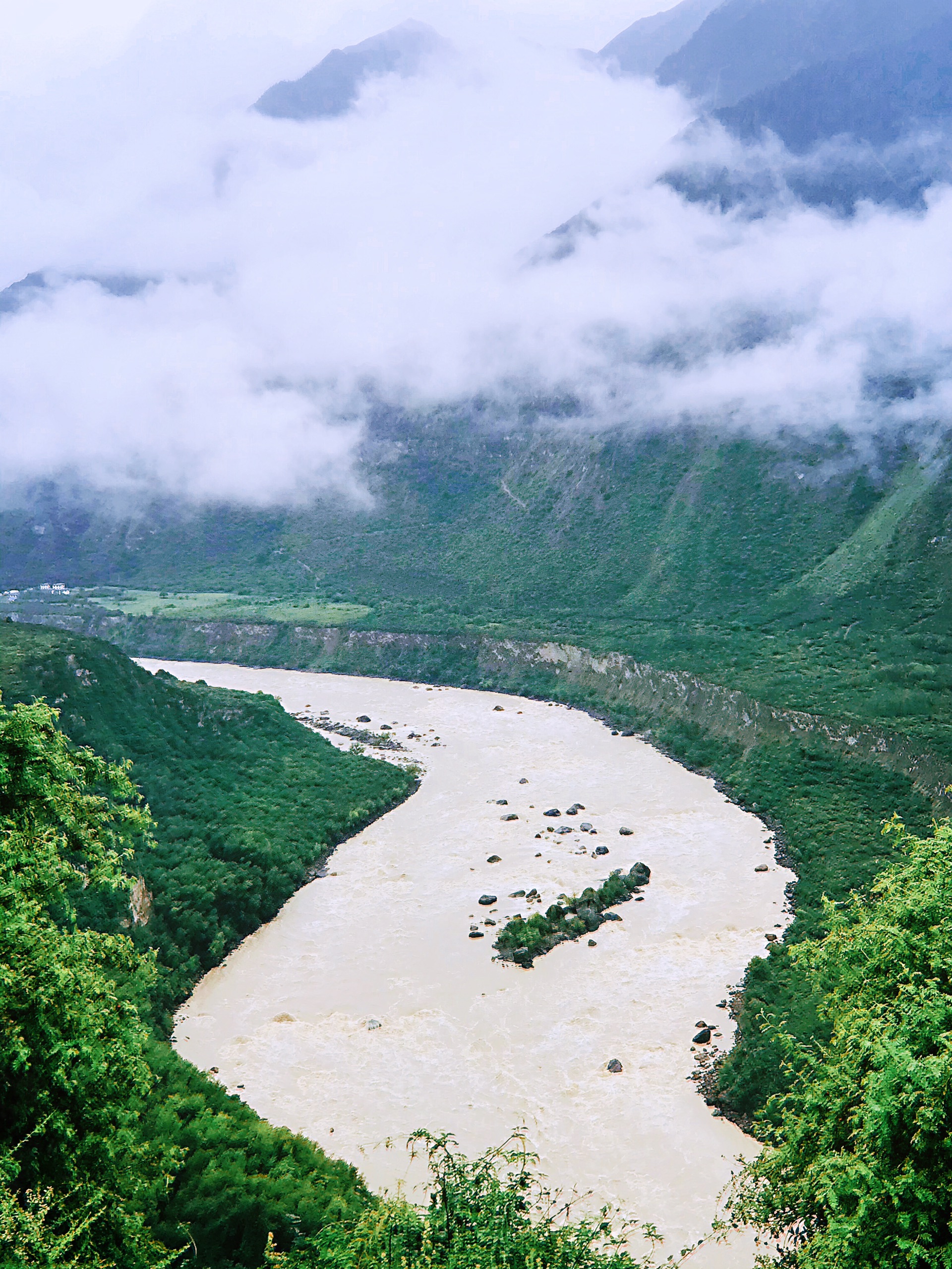 雅鲁藏布大峡谷是地球上最深的峡谷