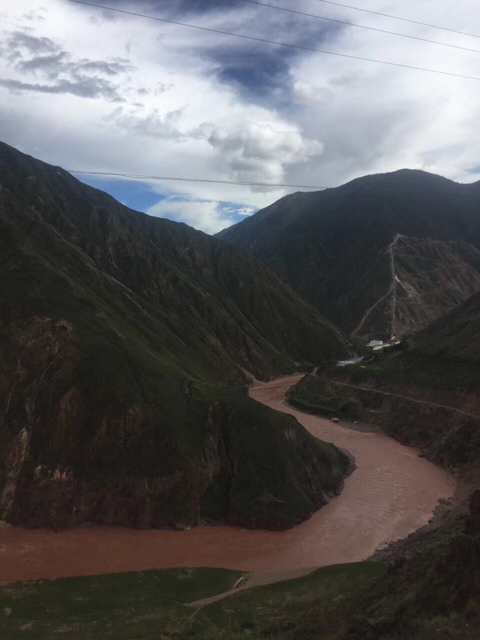 西藏自驾游_觉巴山上，道路在山腰绕过。随着行进变换，时而行驶在山路外侧，时而行驶在山路内侧