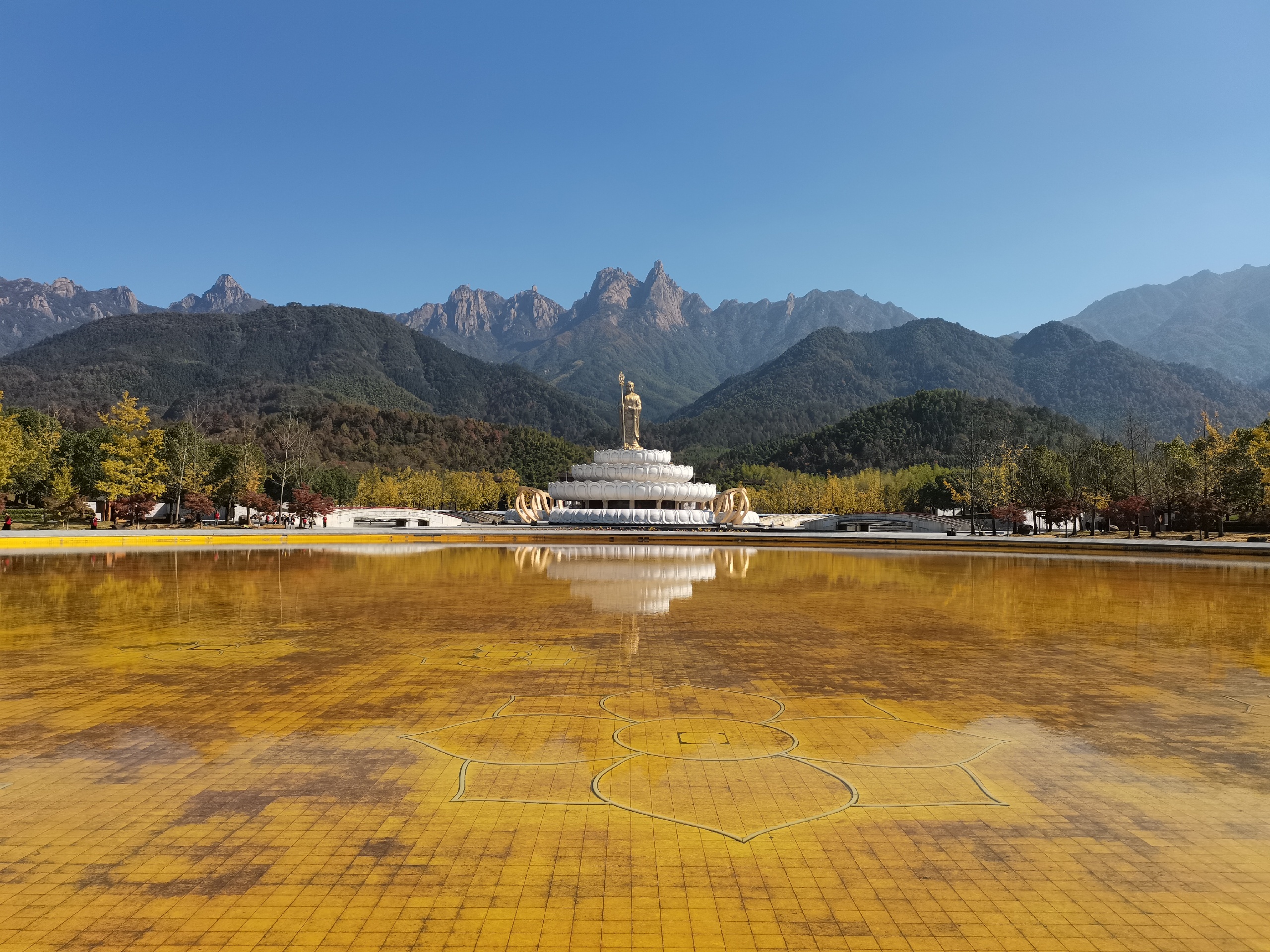 九华山大愿文化园是人工打造的佛教文化景区，离游客中心不远，不要门票
