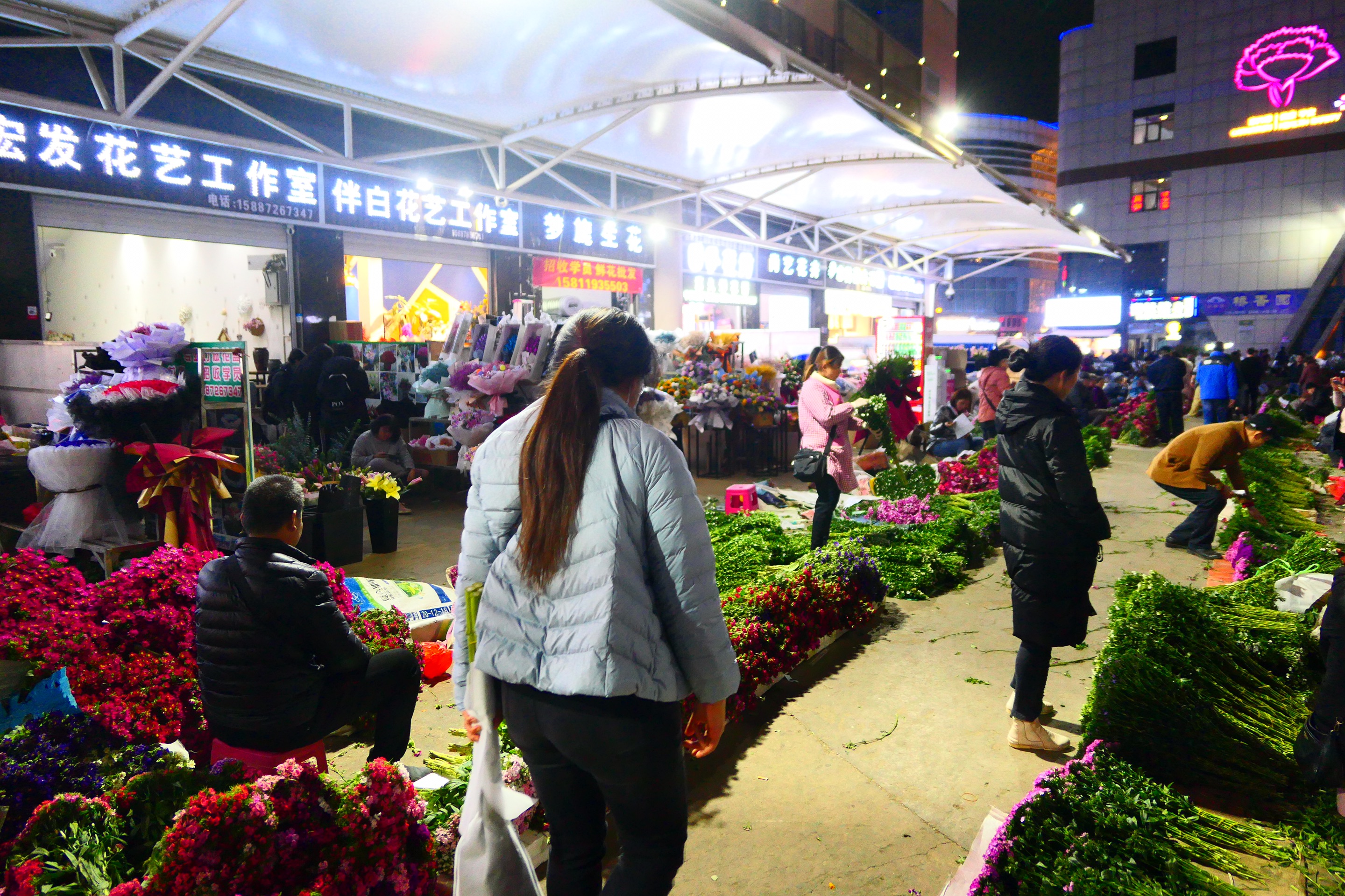 昆明斗南花市，晚上人真多。逛昆明斗南花卉市场