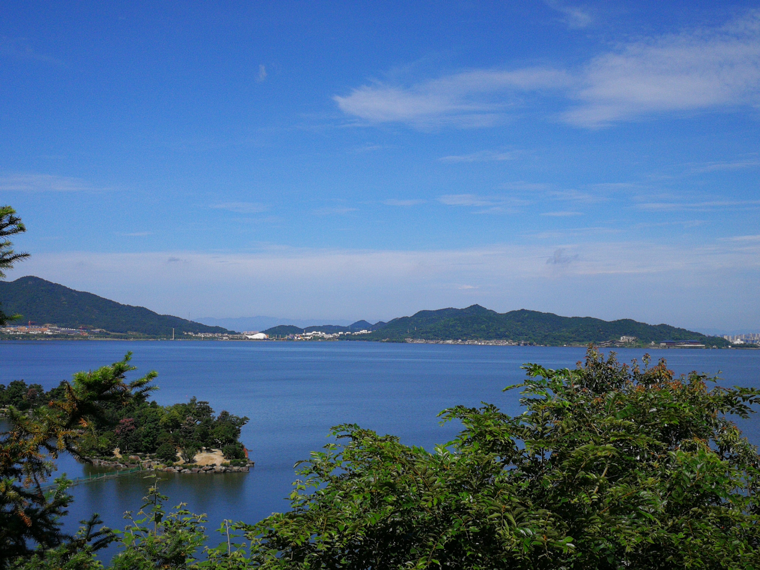 东钱湖景色秀美，又被称为第二个洱海，环湖的酒店、度假村及民宿多多