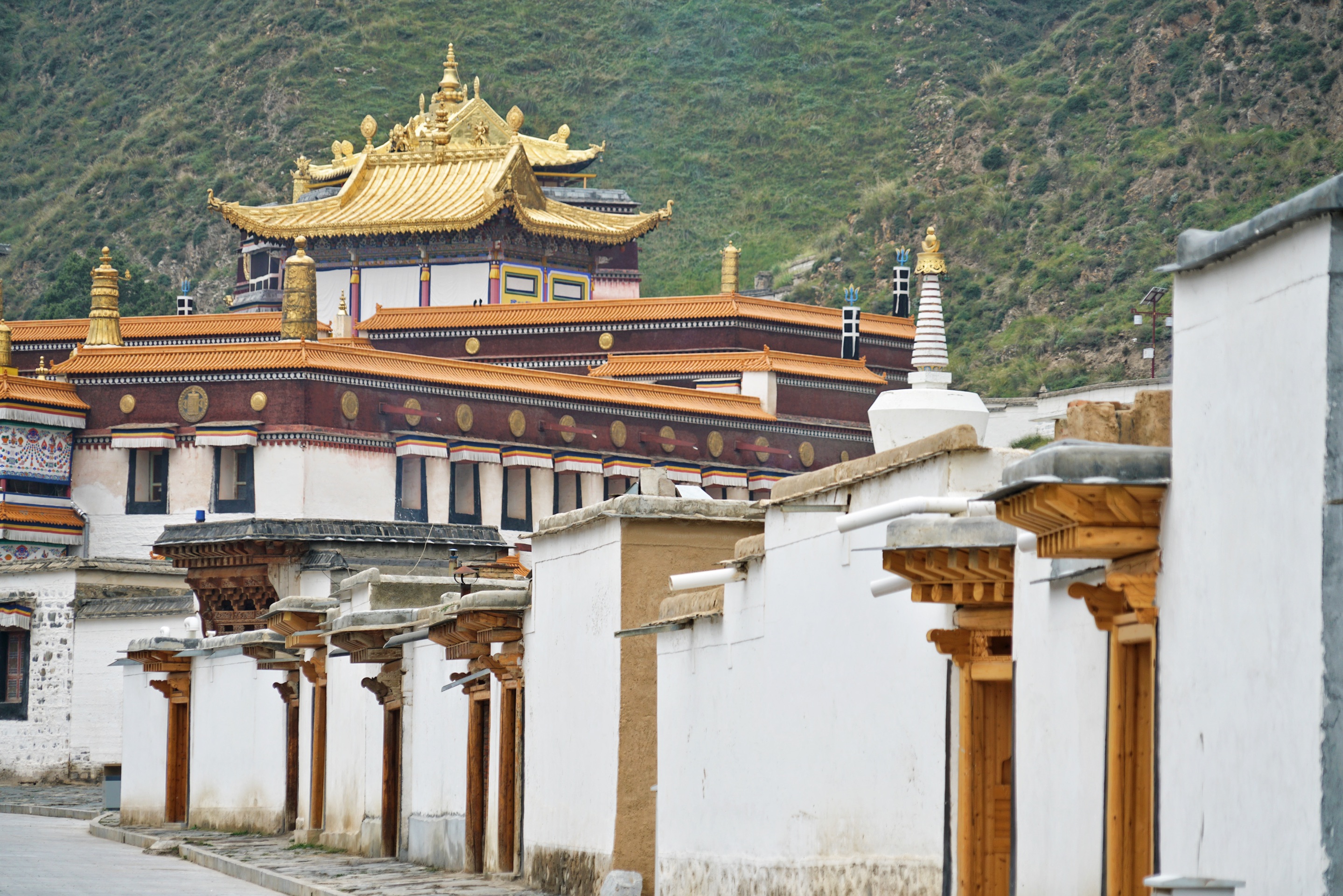 拉卜楞寺藏传佛教格鲁派六大寺院之一被世界誉为“世界藏学府”