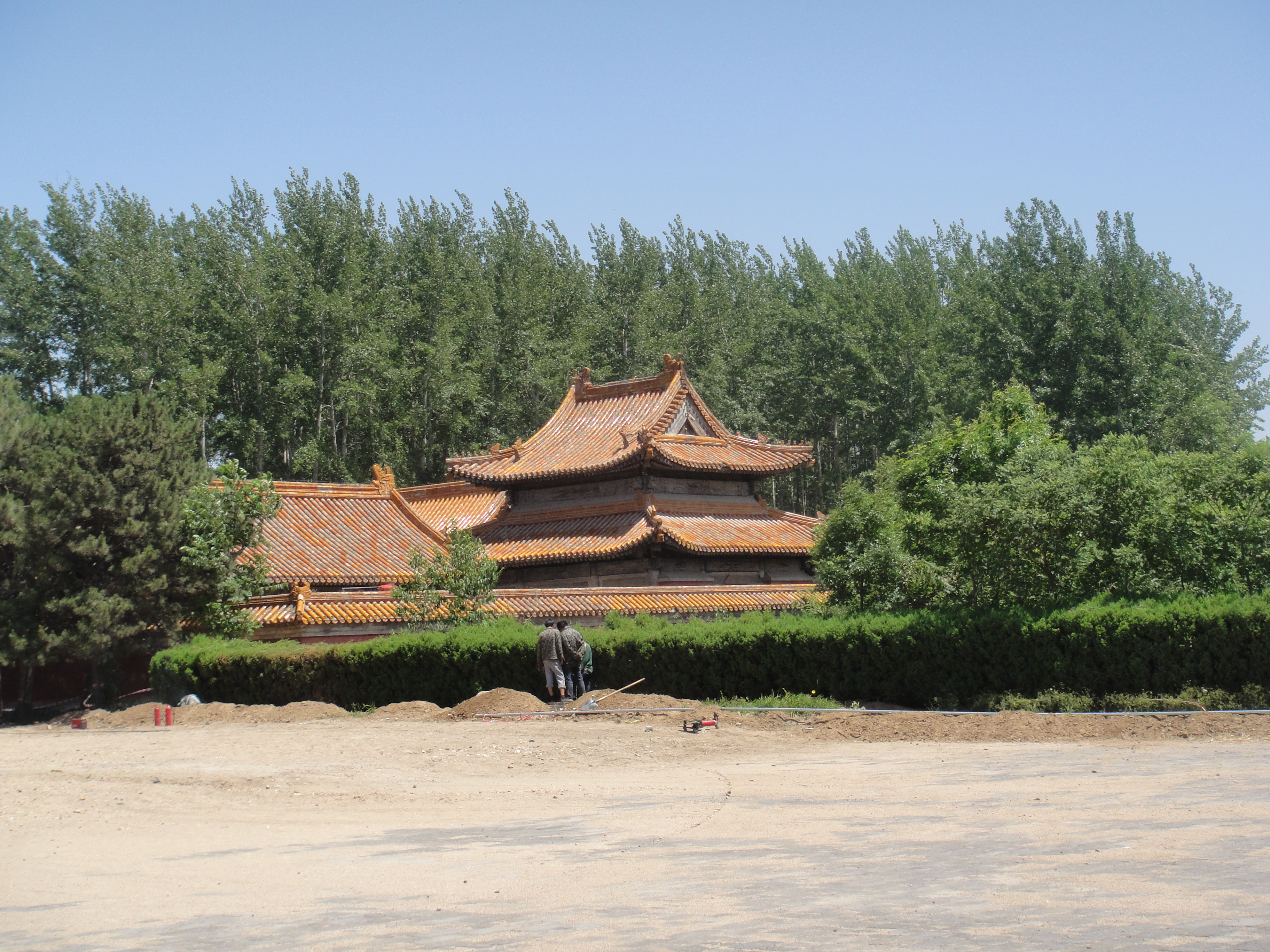 清西陵位于河北省易县，距北京约100公里。清西陵共有14座陵墓