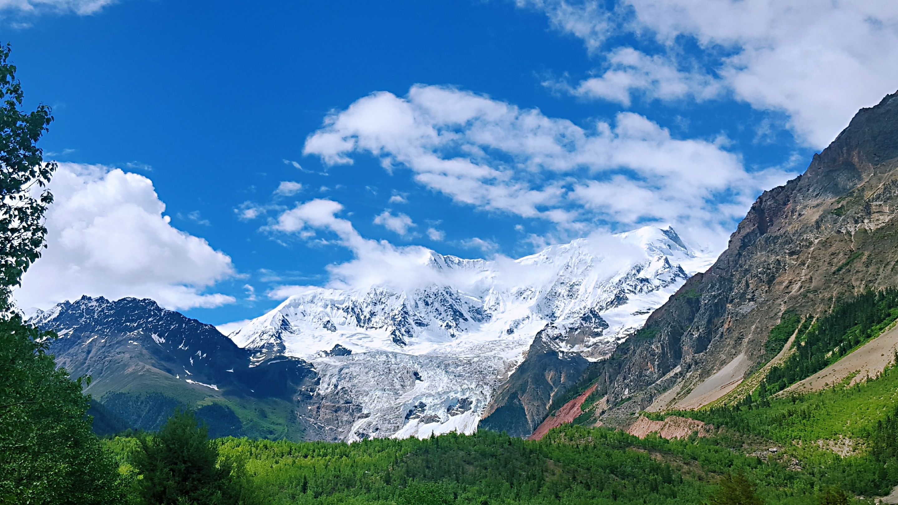 米堆冰川在米堆河的上游，米堆河是雅鲁藏布江下游的二级支流