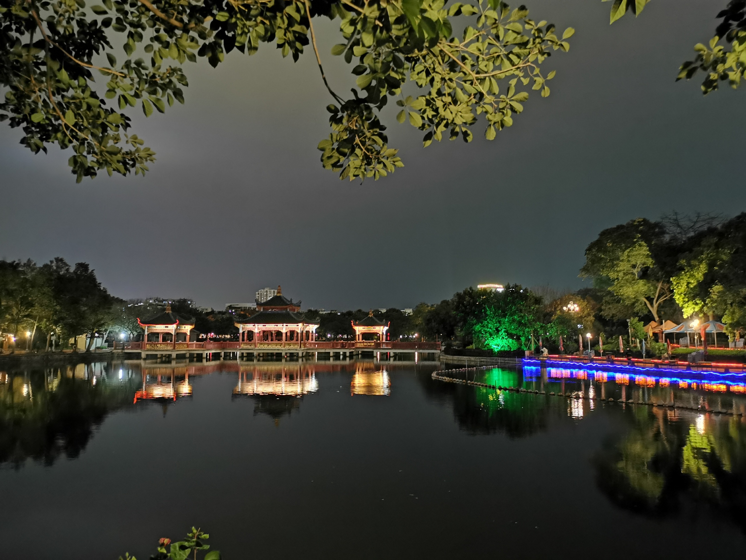 夜游汕头中山公园汕头公园有一玉鑑湖，穿湖有九曲桥