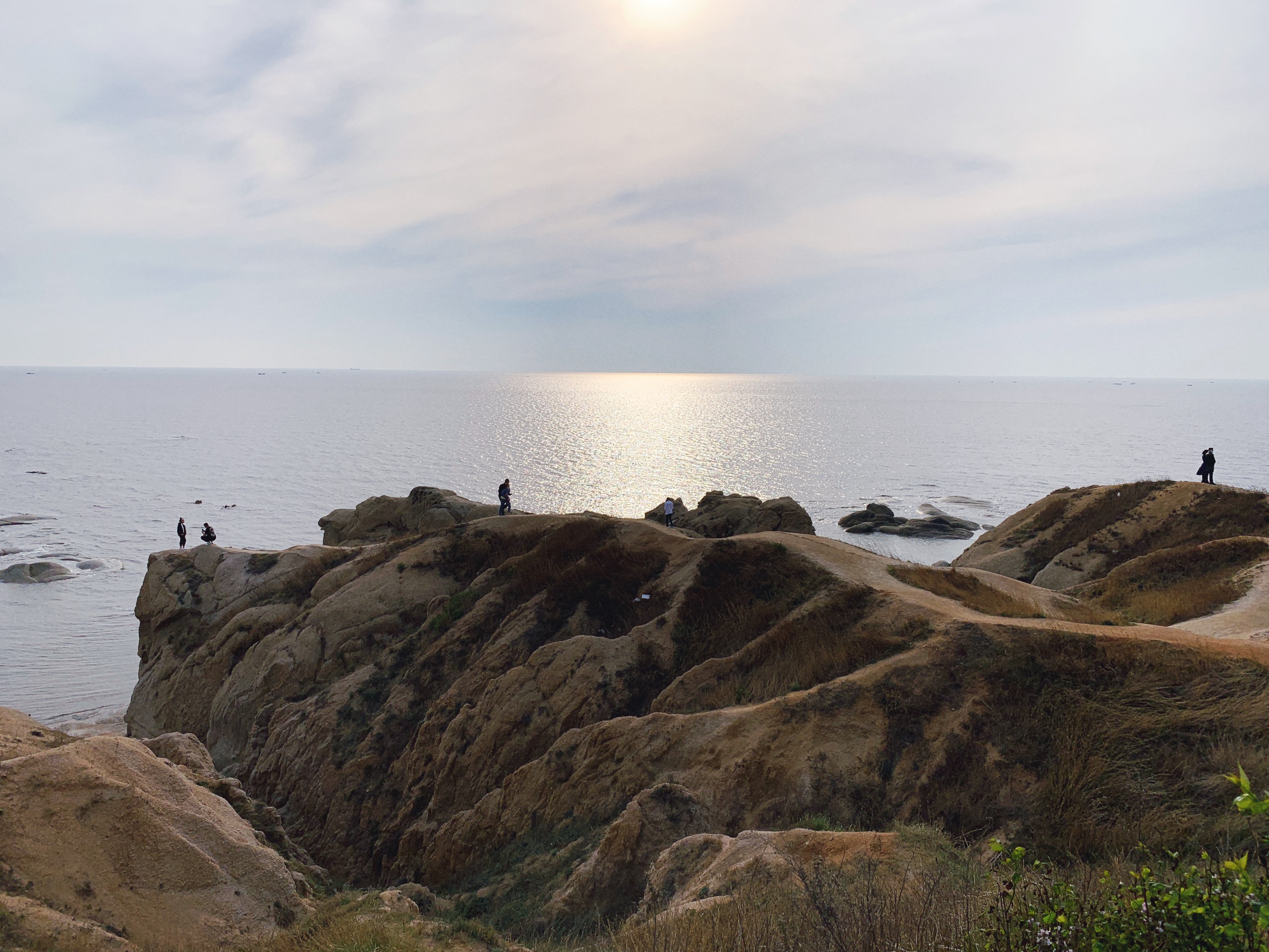 辽宁团山国家级海洋公园-海岸线遍布各种巨石，近看又像是凝结的大块沙土