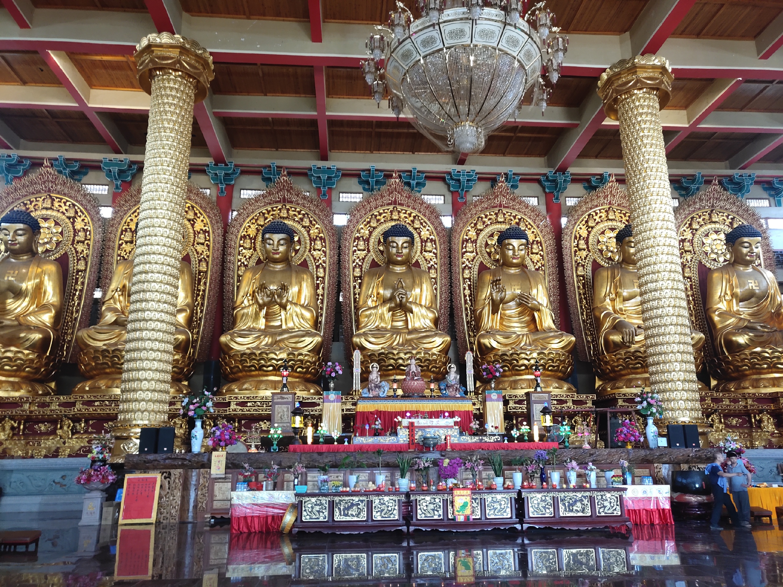 福州旗山万佛寺气势磅礴，壮观辉煌，是东南亚第一大佛教圣地