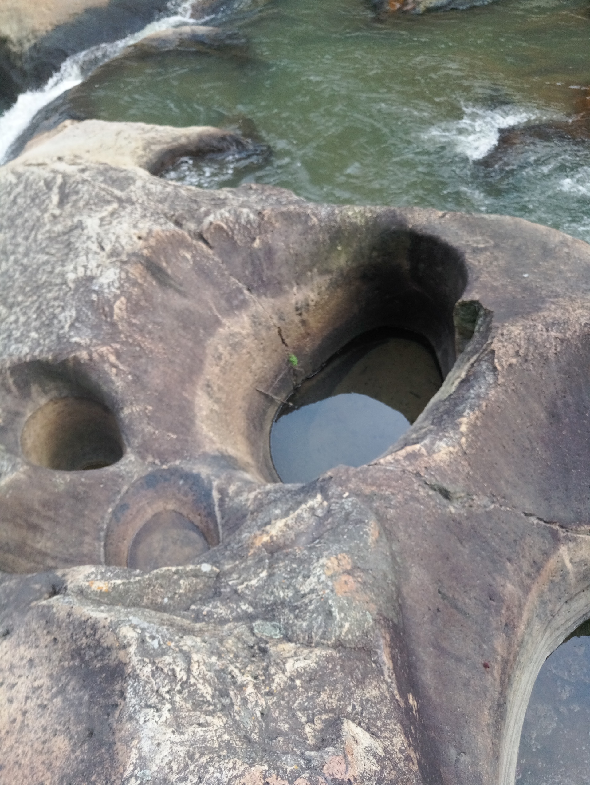 潮州青岚地质公园各种形状的冰臼和地洞河让人印象深