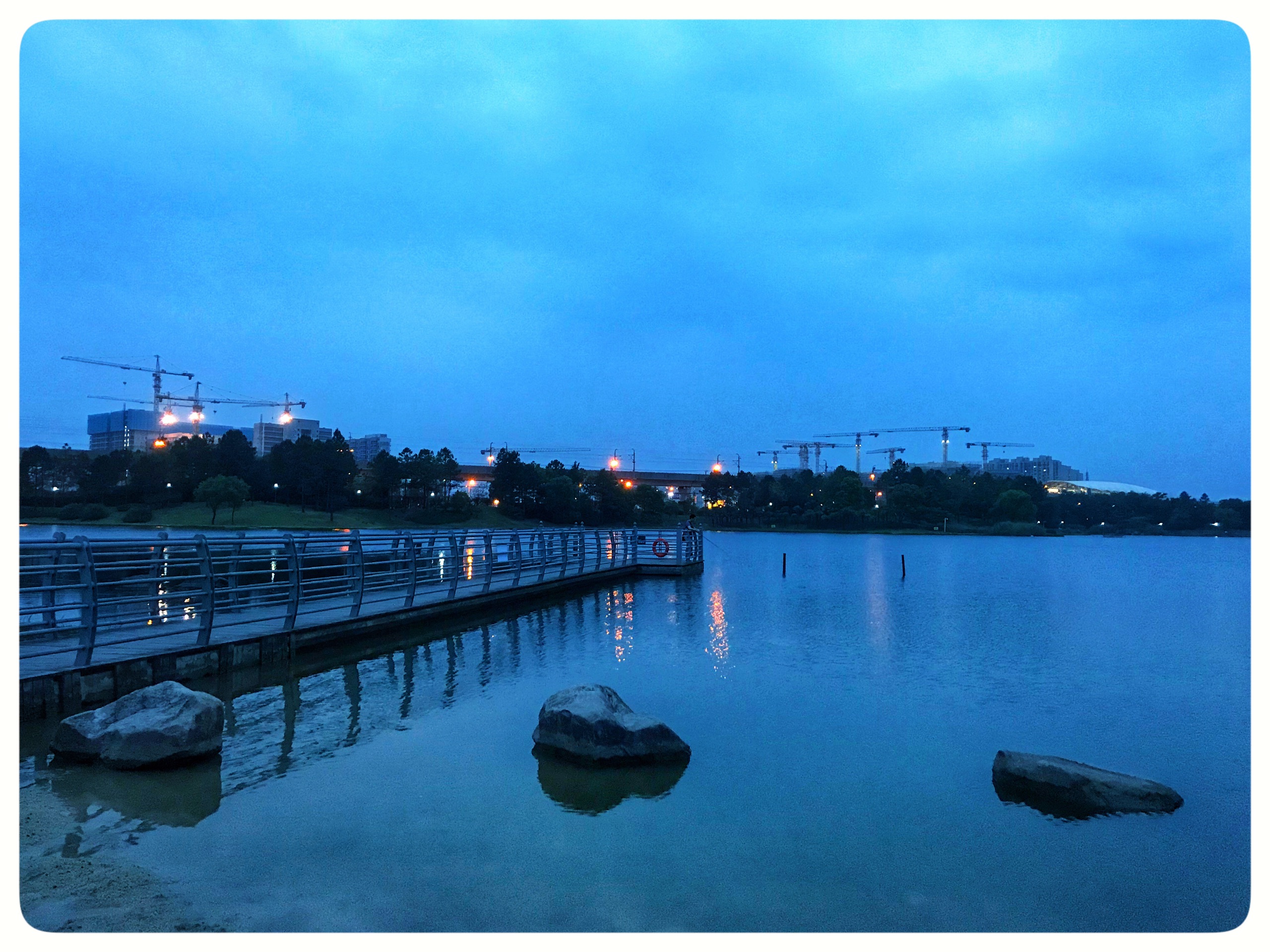上海宝山区 美兰湖 晚上人比较少！附夜景图片