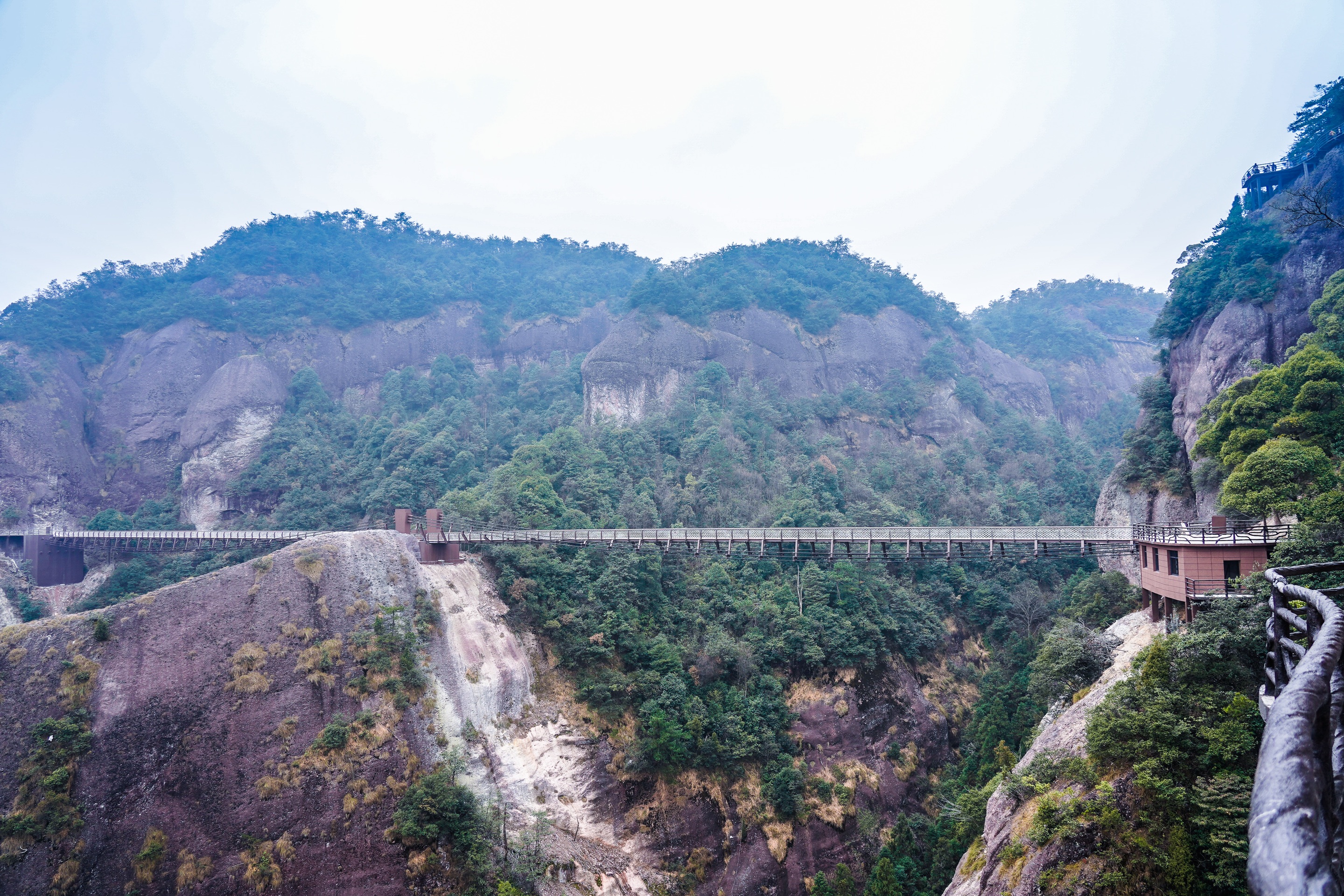 神仙居新开放有座造型别致的桥，悬空在百米高的山崖间，它叫做圆梦桥。
