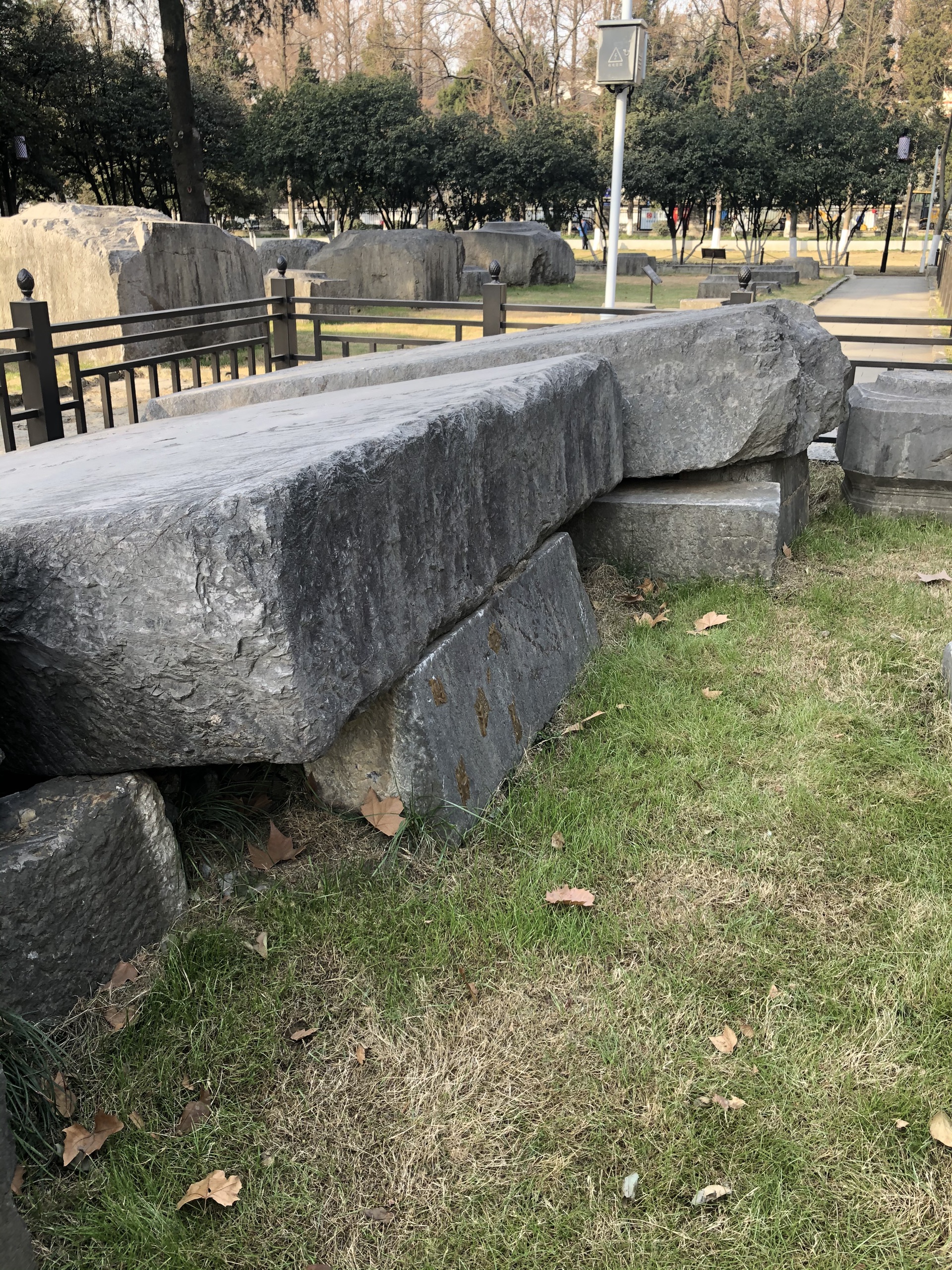午朝门公园遗迹较多，明故宫部分有段时间被部队所用，后被改造成公园