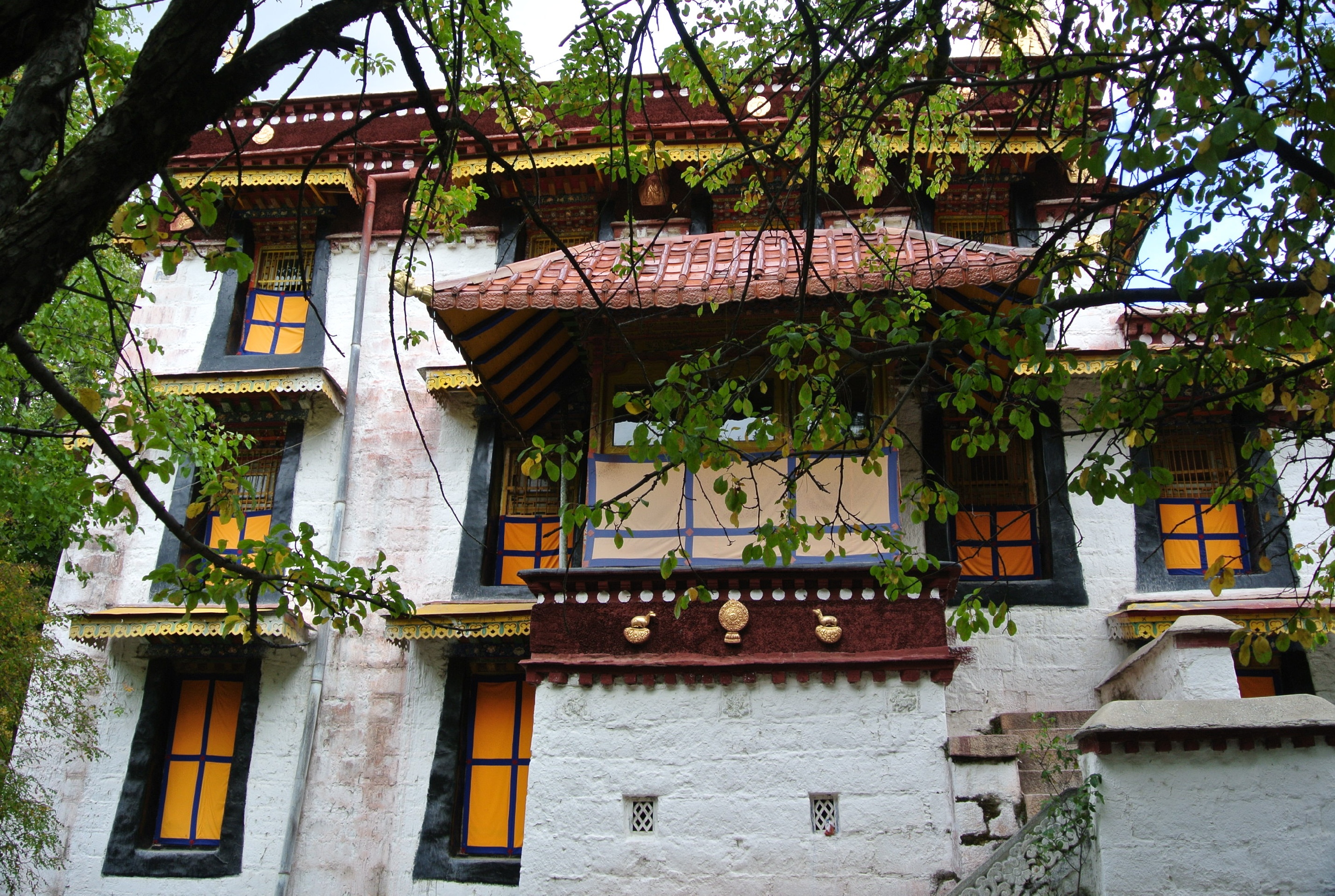 拉萨的罗布林卡，相当于北京的颐和园是历代达赖喇嘛的夏宫