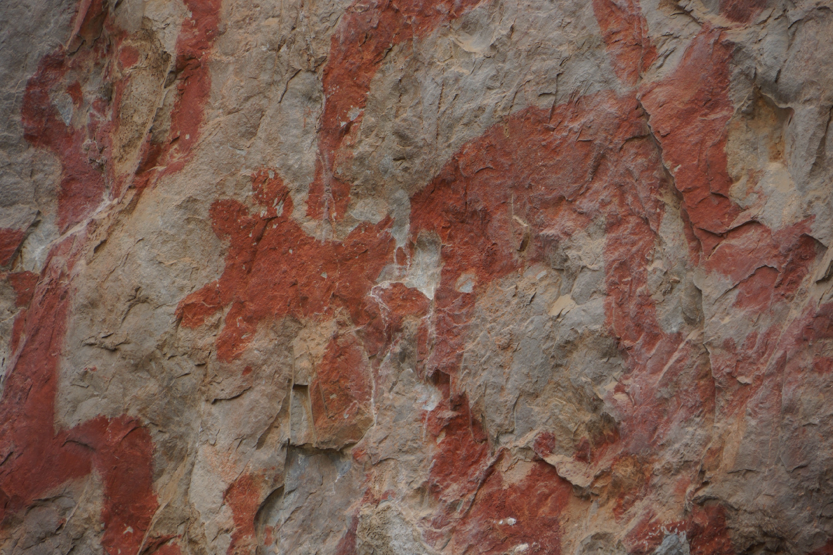 花山岩画以蹲式人形为主，主要体现祭祀场面，描绘了大量的人物-花山岩画景区