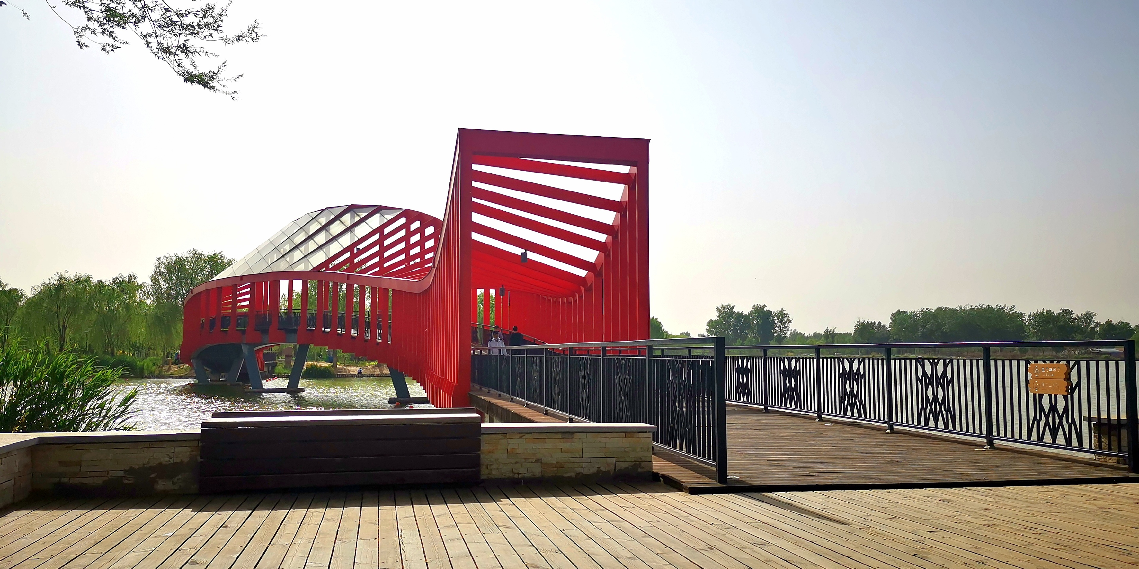 湖面很大可以划船，湖面的红色大桥很有特色，公园可以扎营_北京台湖公园