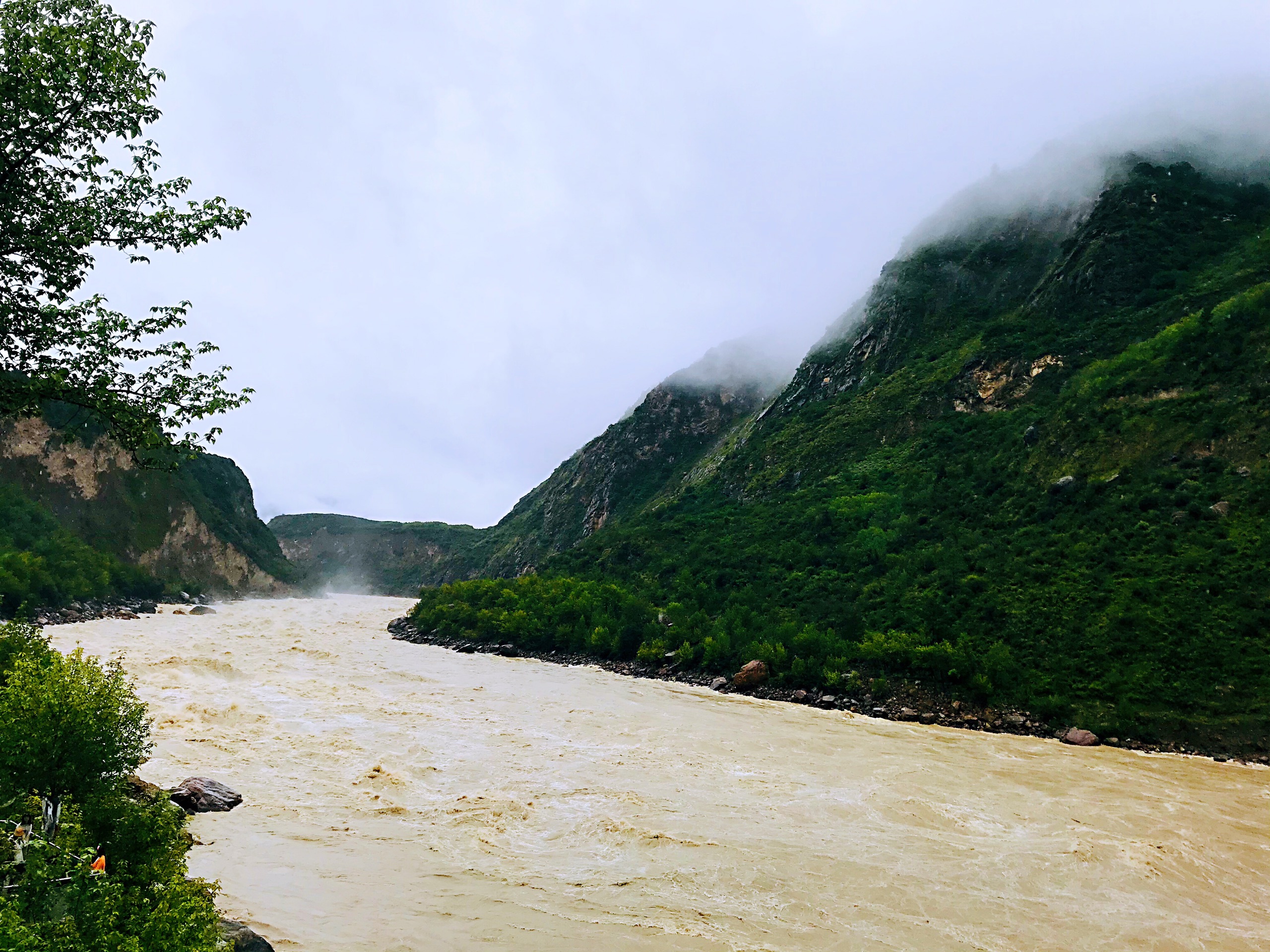 雅鲁藏布大峡谷是地球上最深的峡谷