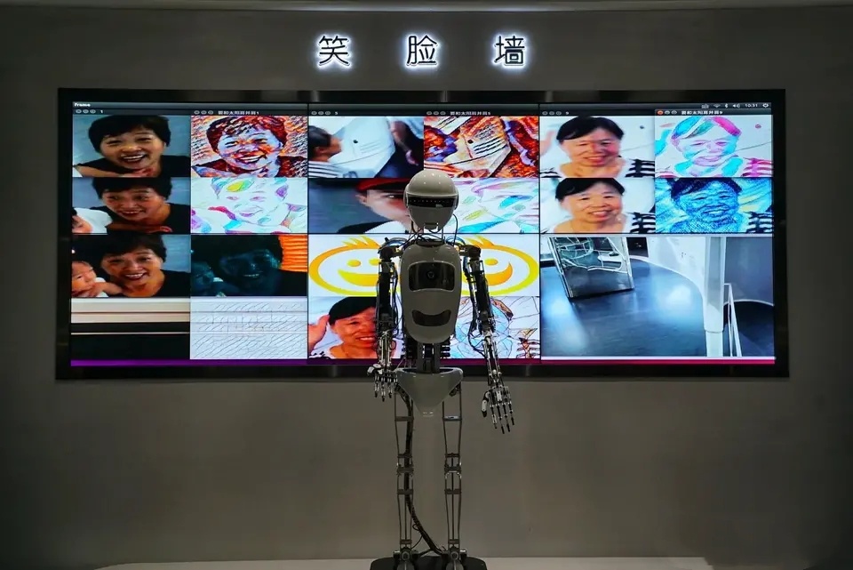天津科技馆是非常值得去的地方，有机器人的还能了解各种光、力学、太空
