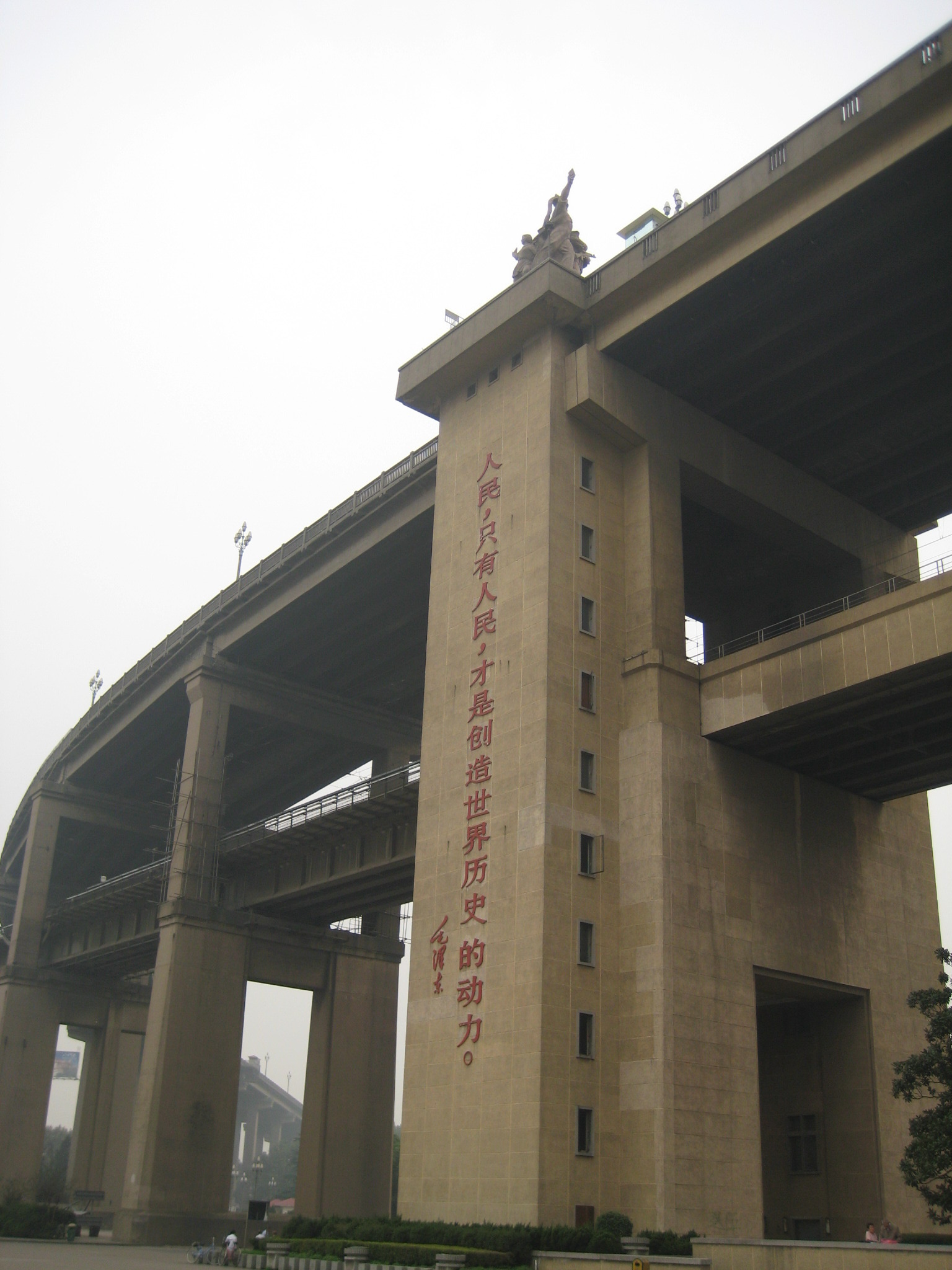 南京长江大桥-南京的地标、江苏的文化符号、中国的“争气桥”，未必是个好景点