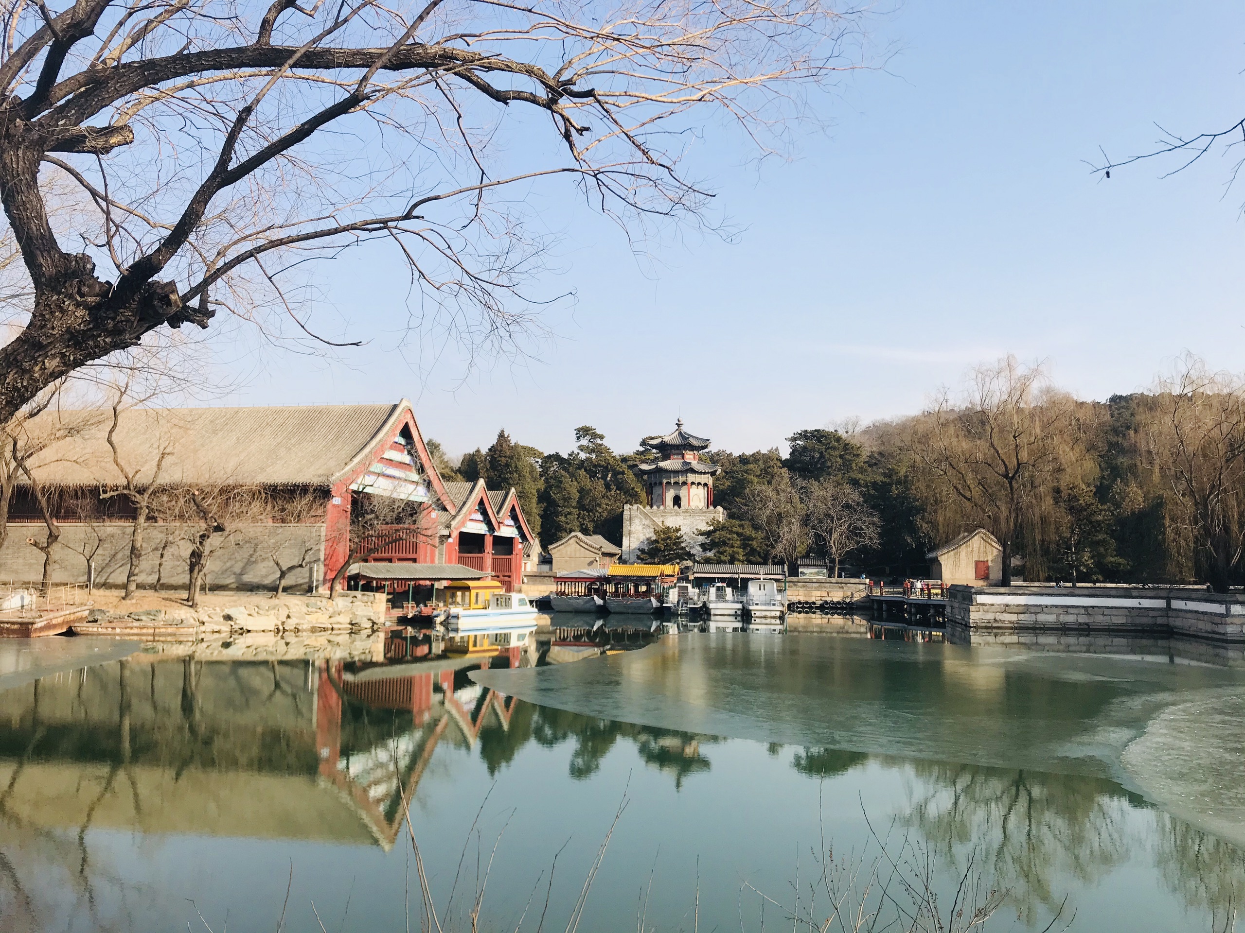 冬日里，静谧的颐和园昆明湖