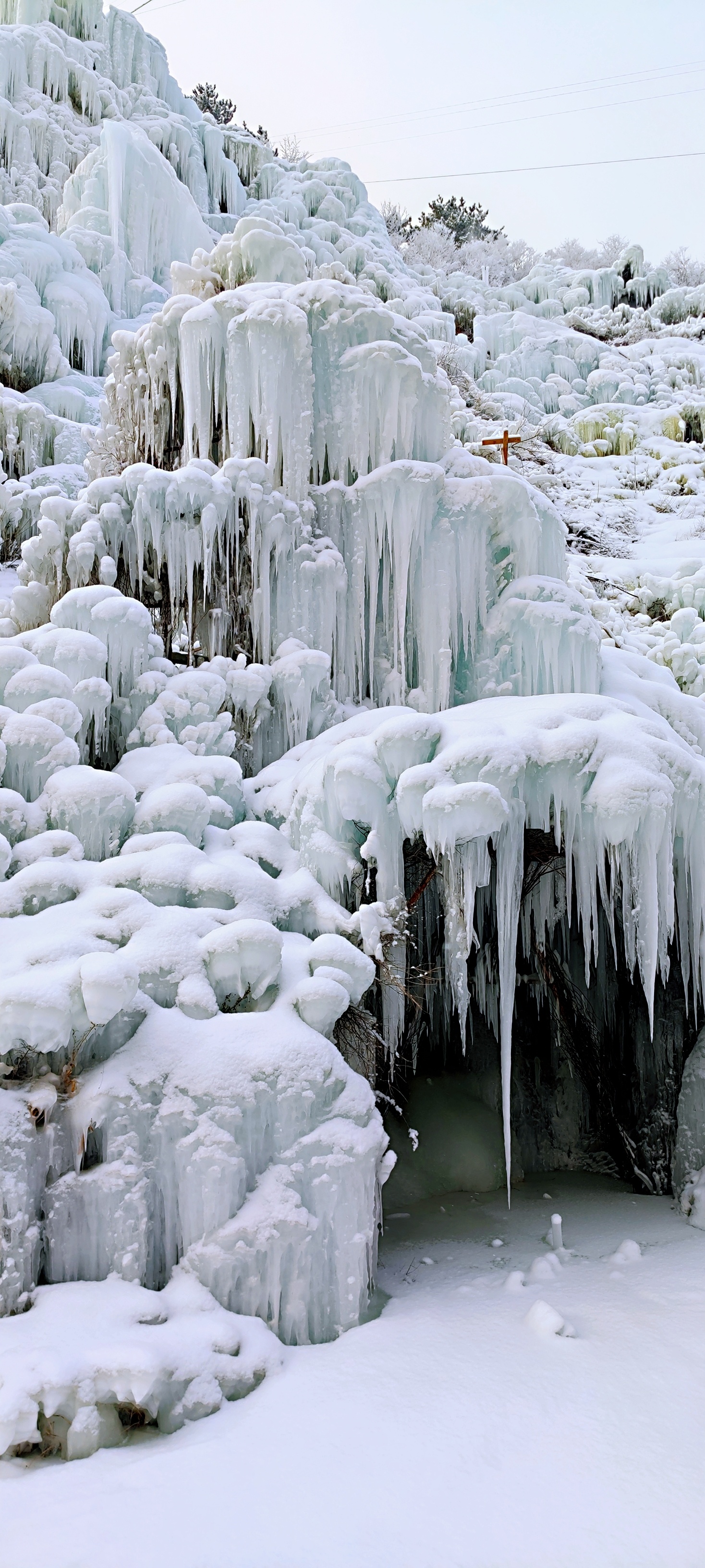 初雪盖冰瀑_来了闻名已久的神泉峡冰瀑，正赶上新年的第一场雪