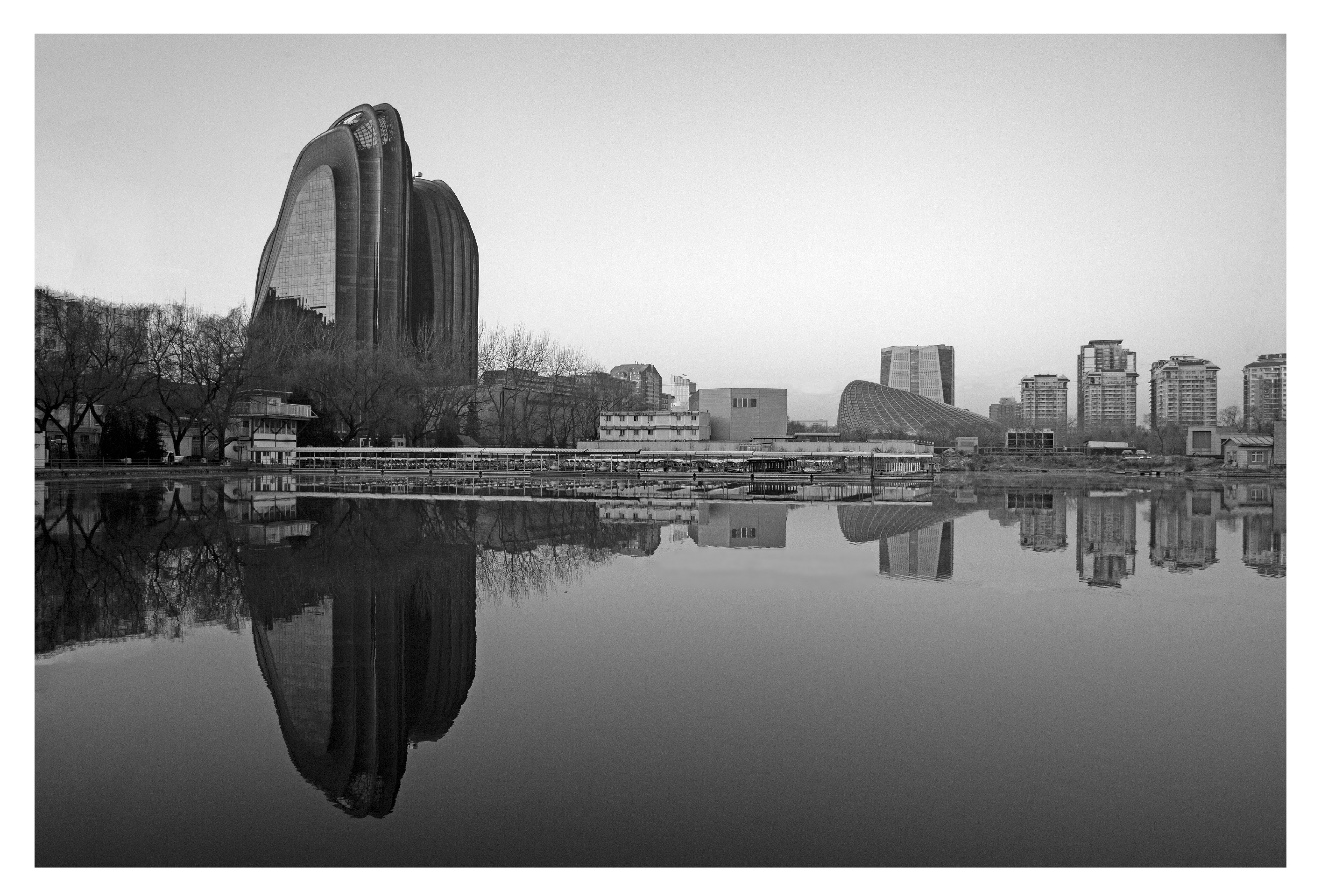 北京朝阳公园冬日里的湖光倒影