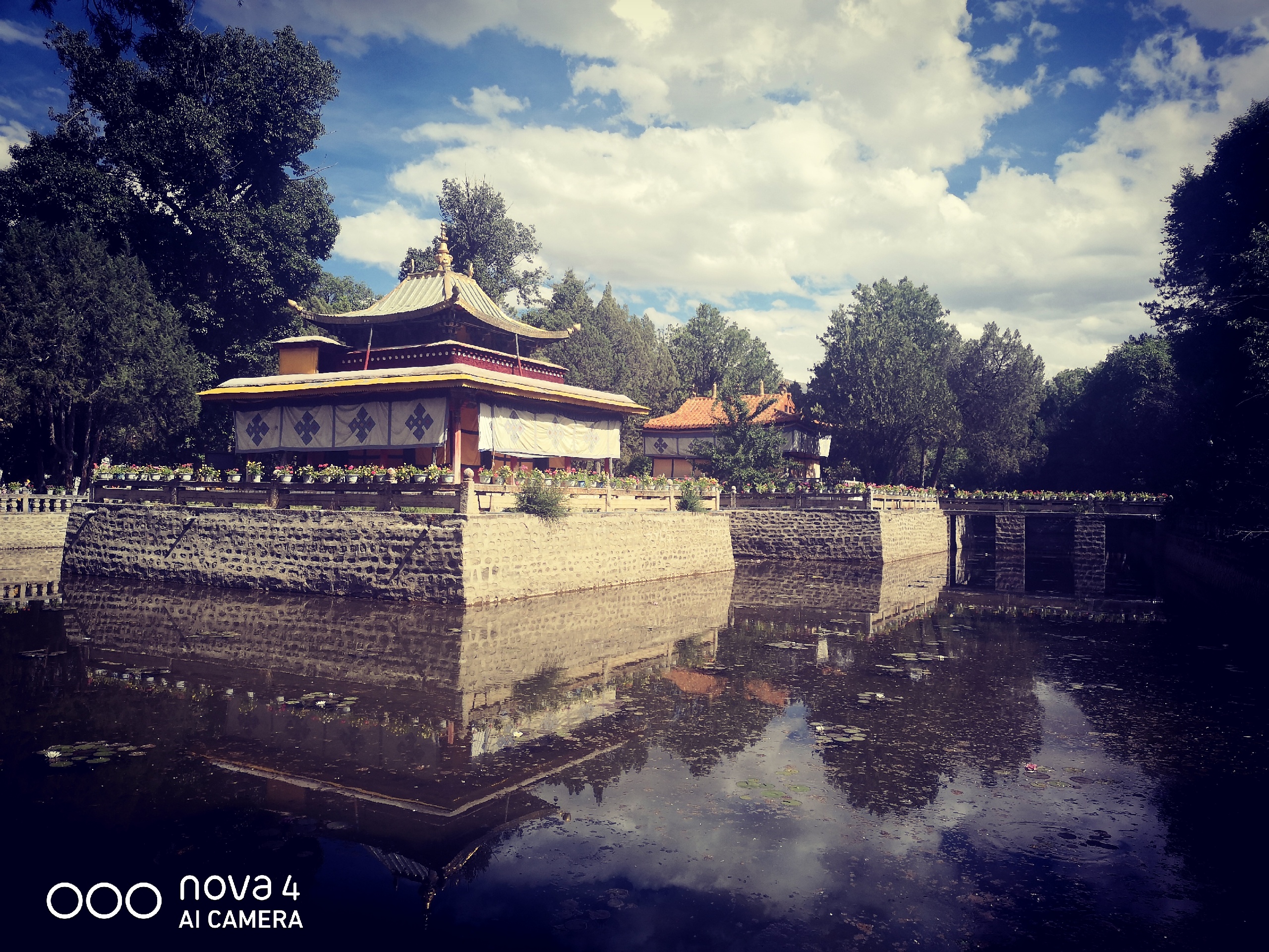 罗布林卡一个体现藏族地区的王家园林风格，历史悠久  景色宜人