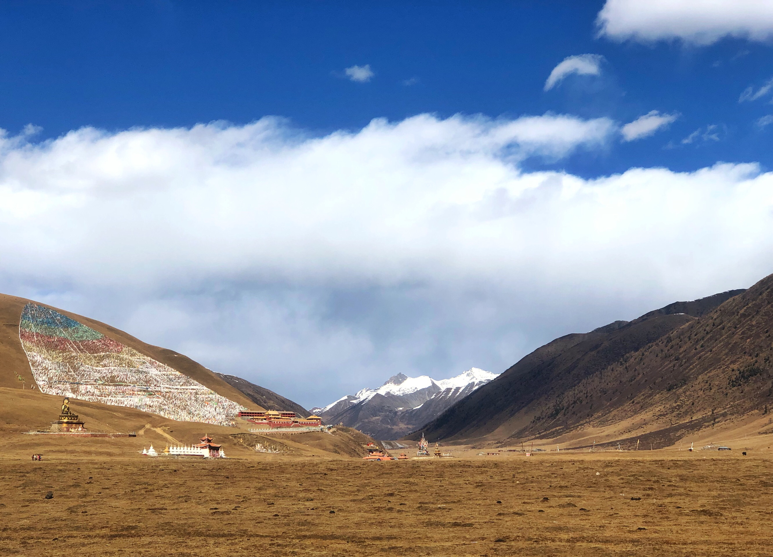 318川藏南线-一条全线都是风景的国道，远处一座无知道名字的雪山，超美