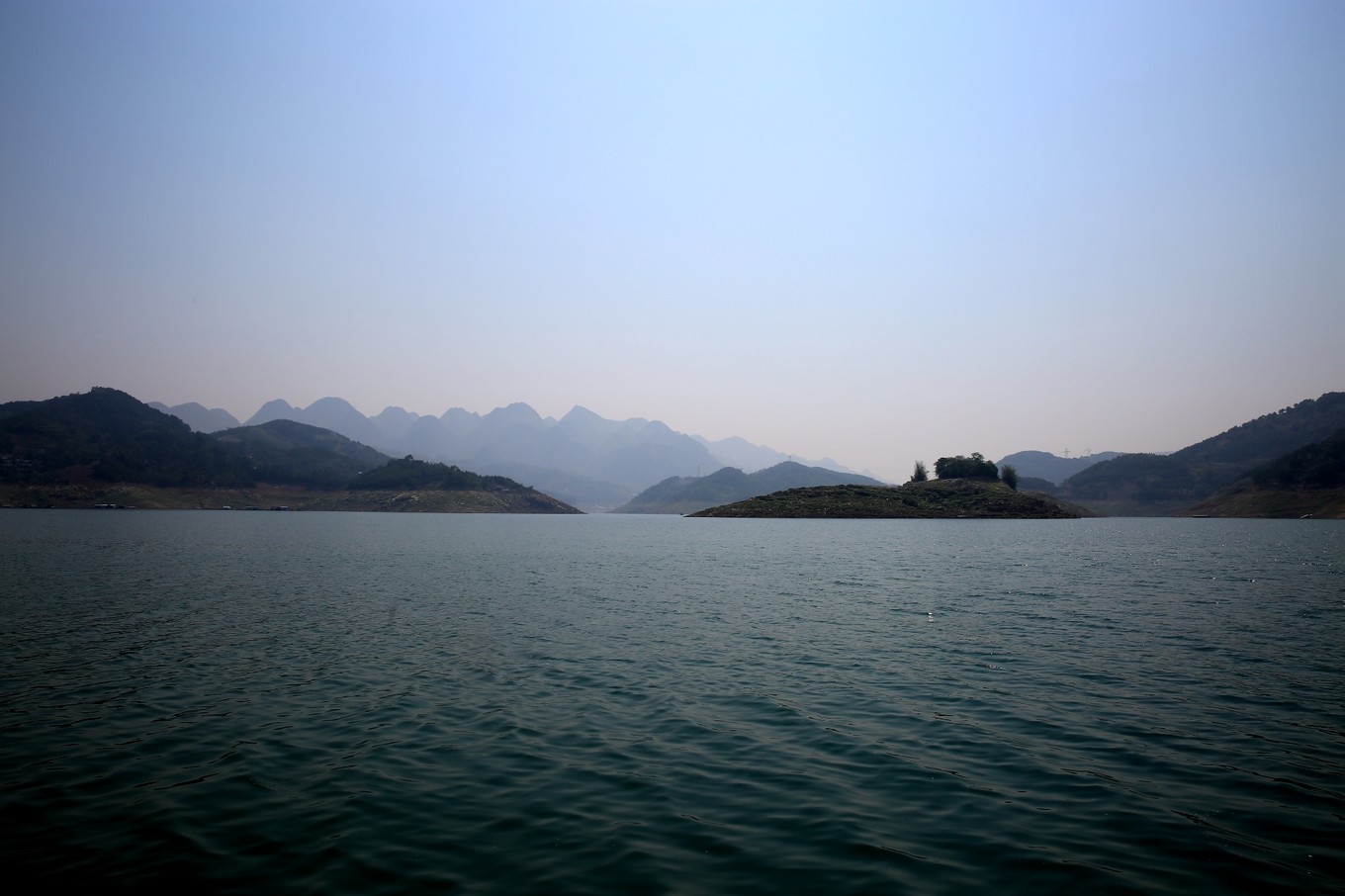 万峰湖鱼肥水美，钓者云集，被誉为“野钓者的乐园”