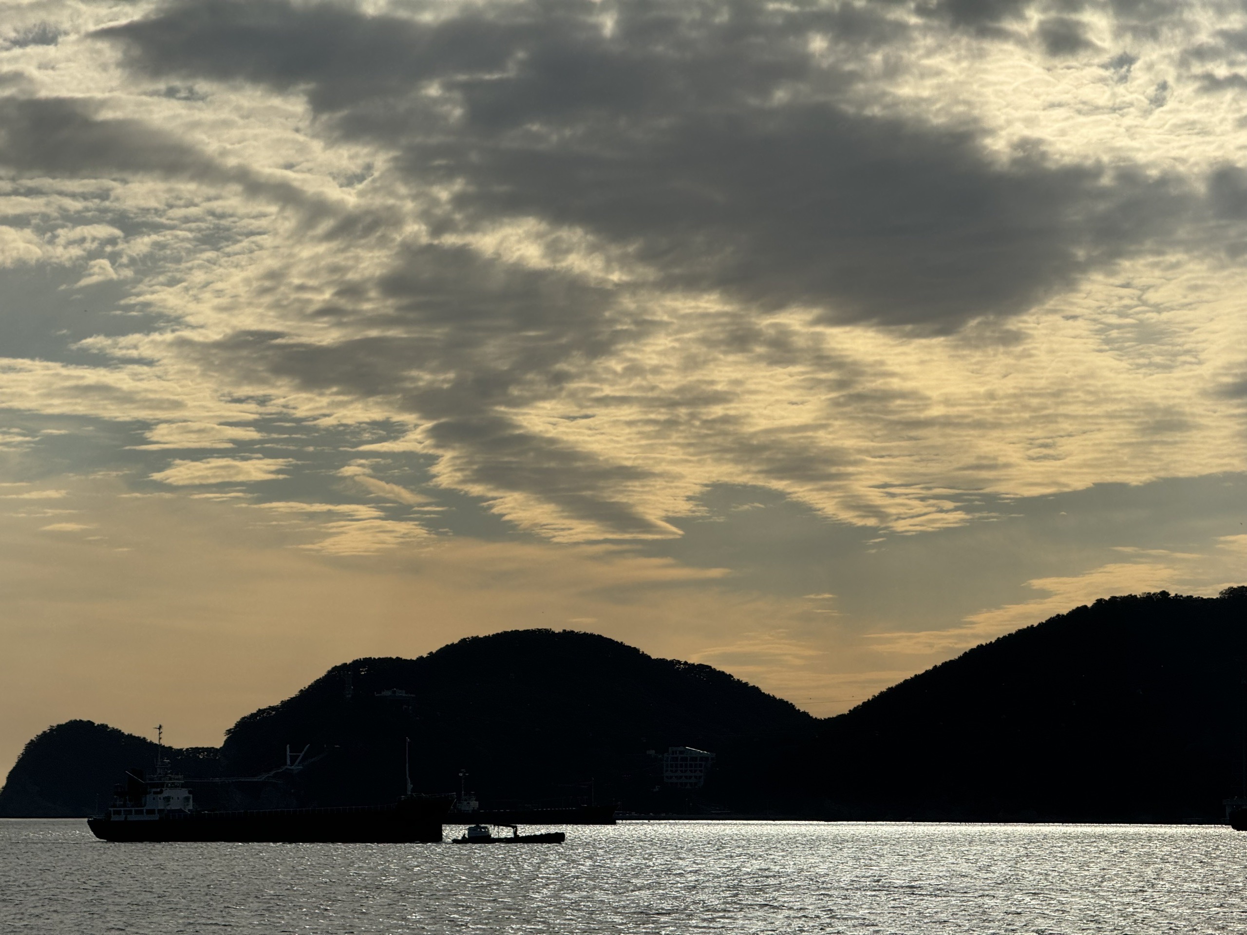 出门见海的釜山，一座拍出高级蓝的城市_白浅滩文化村