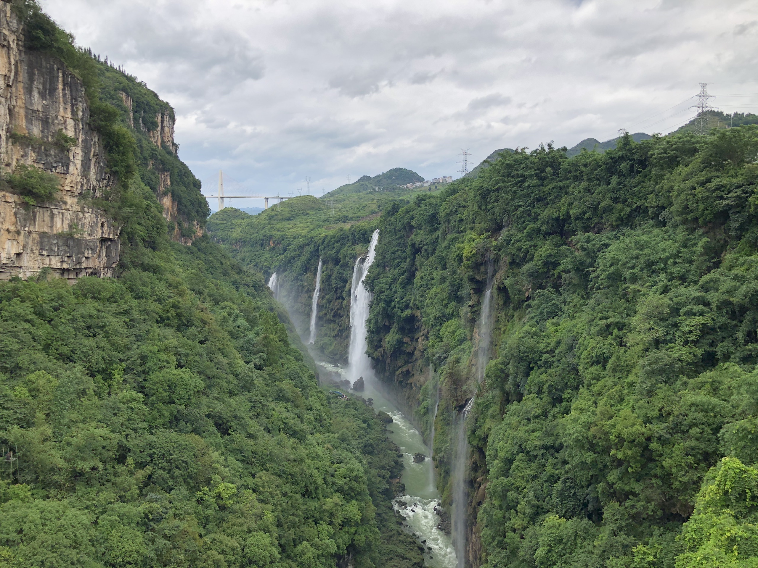 马岭河峡谷的瀑布不错哦_贵州现在所有的A级景点全部免门票！！