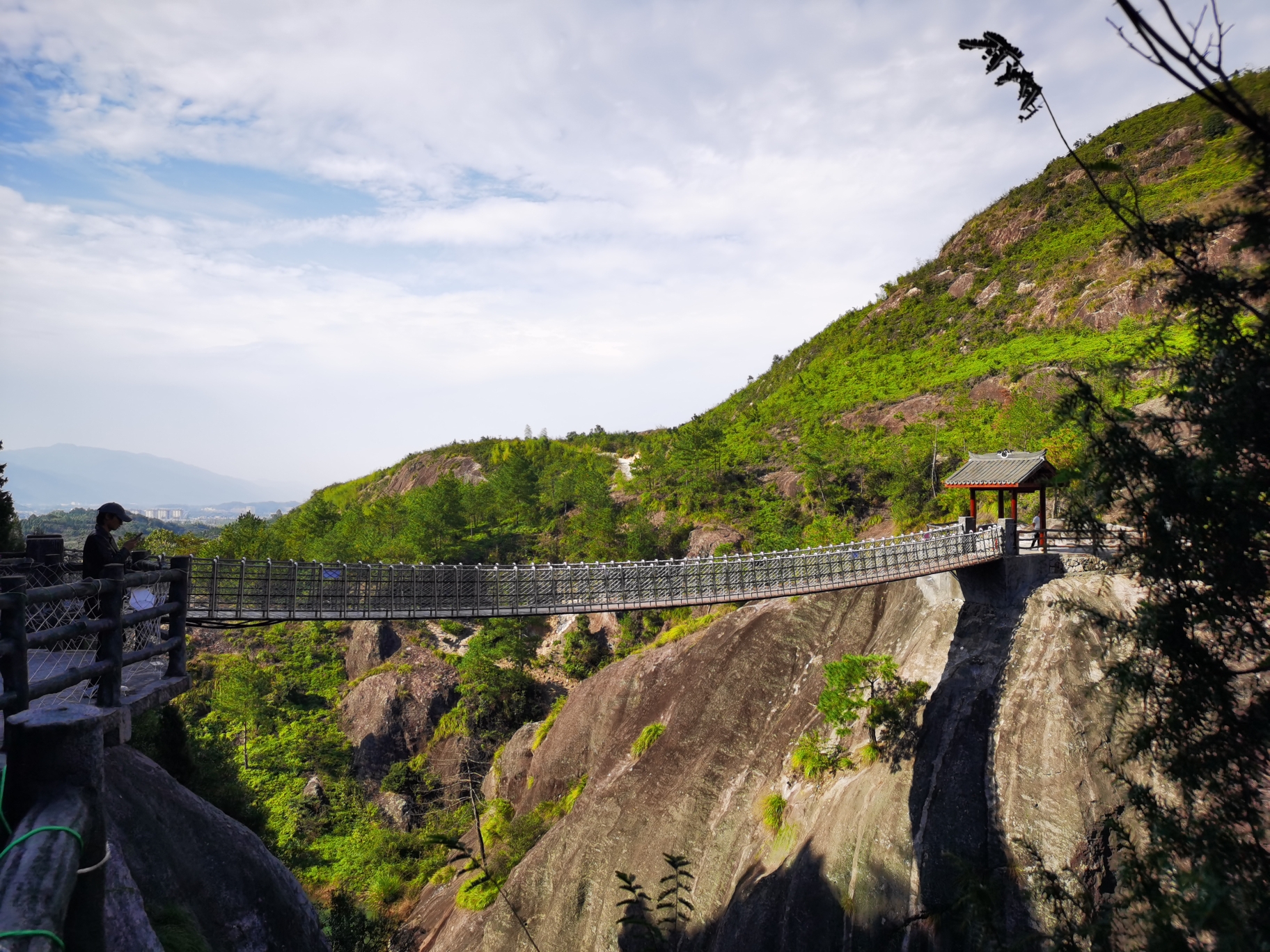 双童山景区里不仅有美美的自然风光，俯瞰群山的双童桥