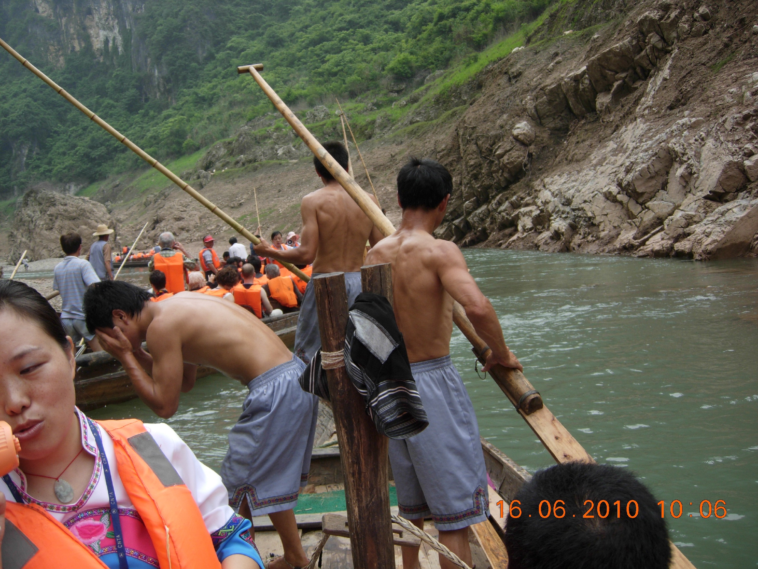 长江纤夫在长江三峡的神农溪上，生活着这样一群人