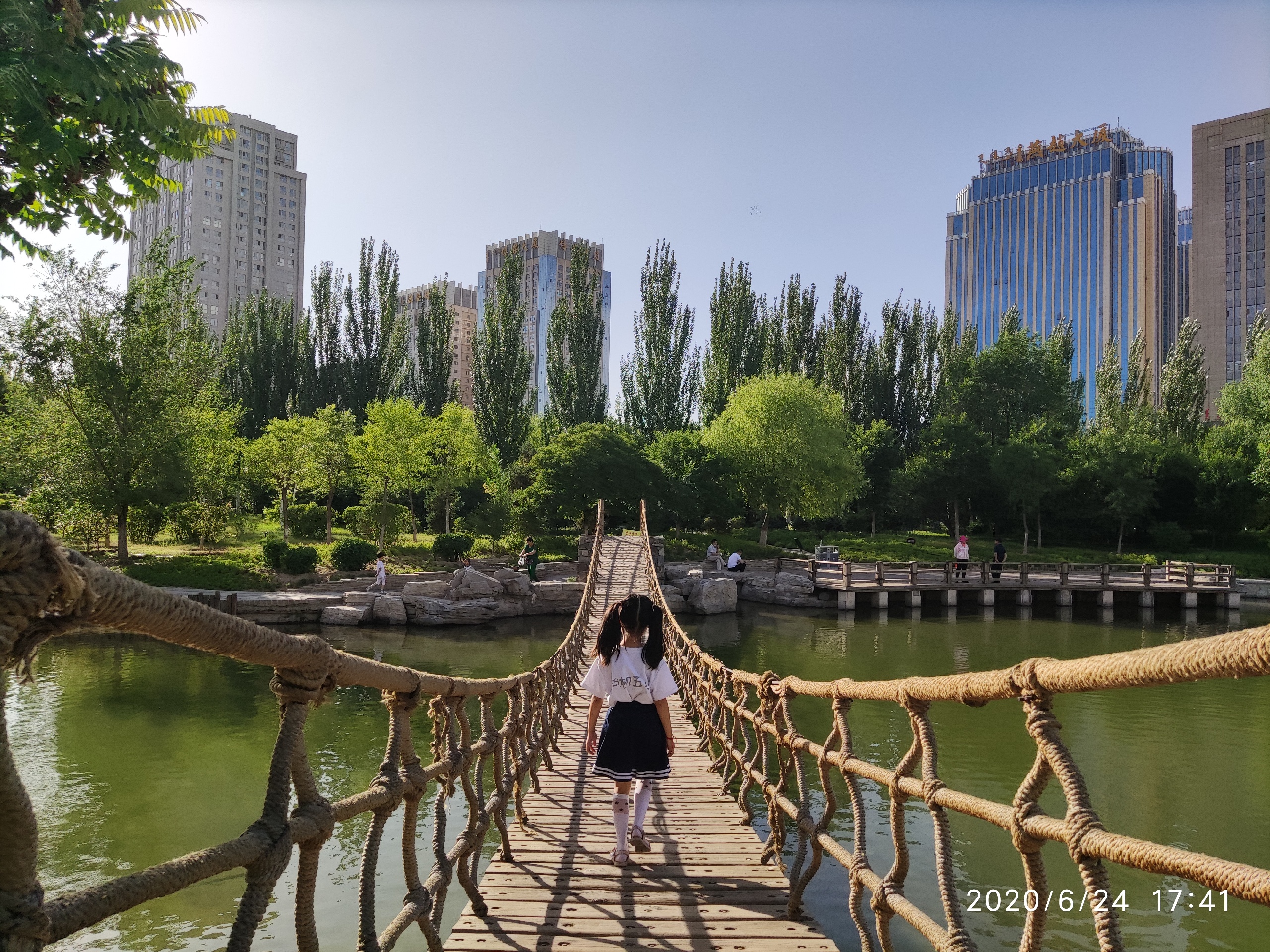 包头锦绣公园-公园里有座网红吊桥，孩子们可以来来回回的晃荡好几回