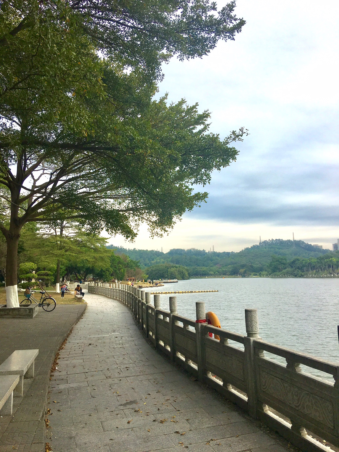 再游广州大夫山森林公园-上次只骑自行车没有沿湖慢步，而今次就只沿着湖边慢步