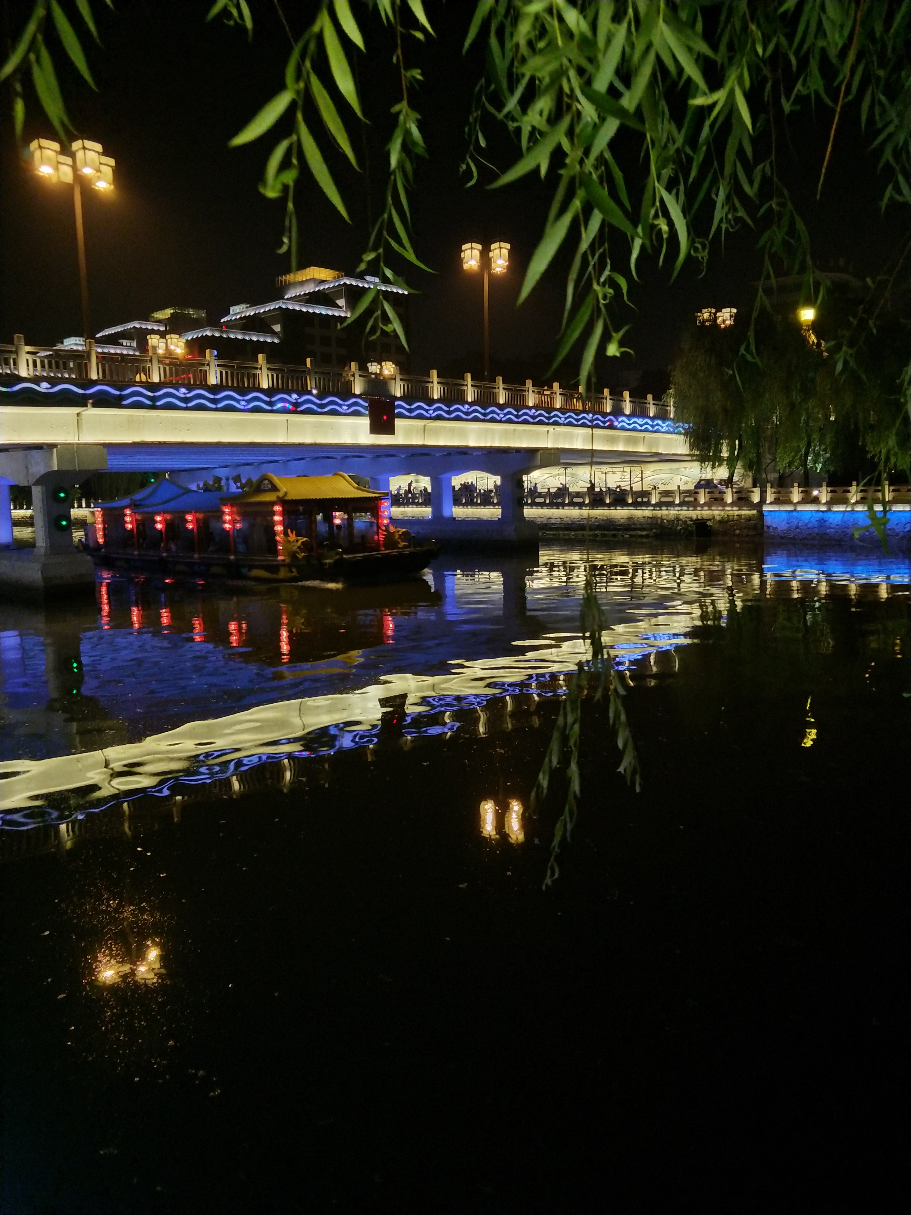 沿着河堤坝，可以溜达三个小时，和扬州当地人一起享受慢生活_扬州古运河