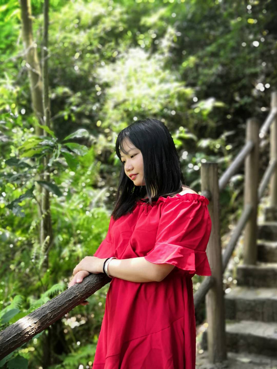 一袭红裙，往返在森林中，呼吸着大自然的味道，美哉妙哉_桂林逍遥湖景区