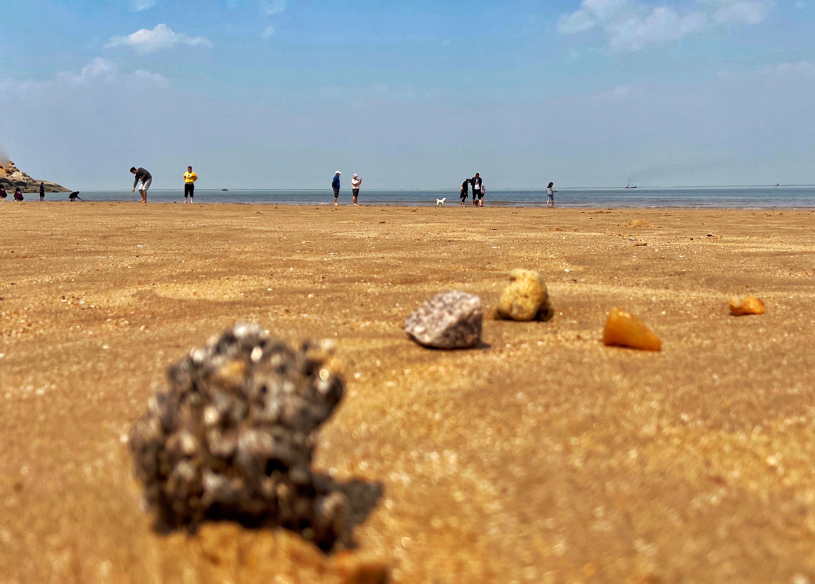 连云港连岛周末的海滨沙滩游人不多。天气很好，适合放空发呆