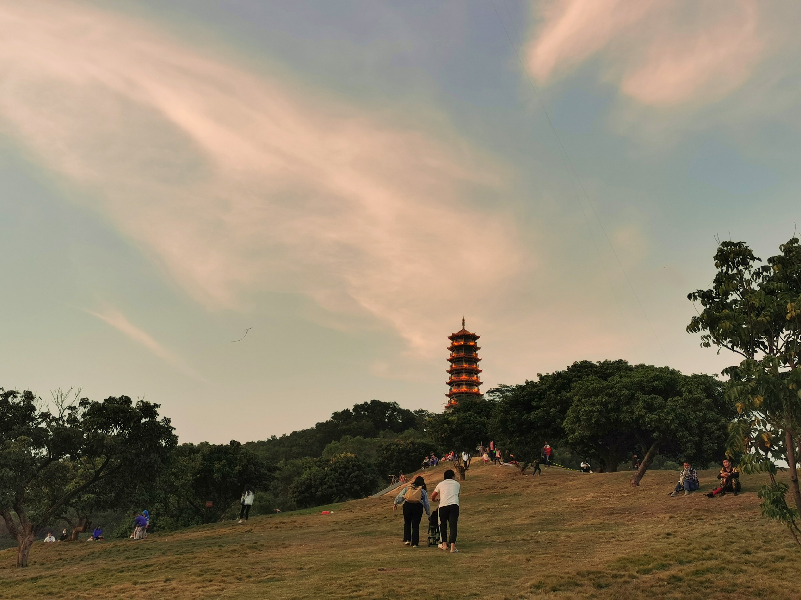 夕阳下的红花山公园-很多市民一家老小来这里放风筝、散步，享受着秋日夕阳的光辉