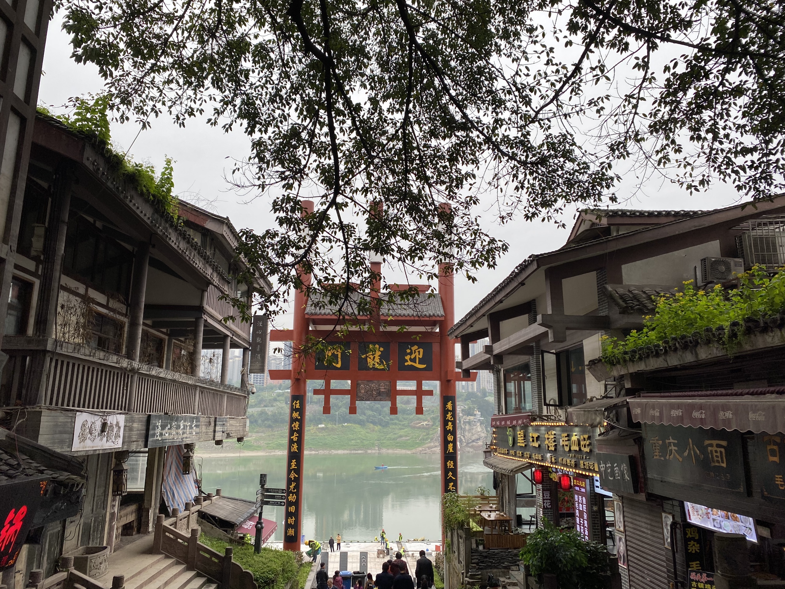 一条石板路，千年磁器口，是重庆古城的缩影和象征，被赞誉为“小重庆”，除了人多没毛病