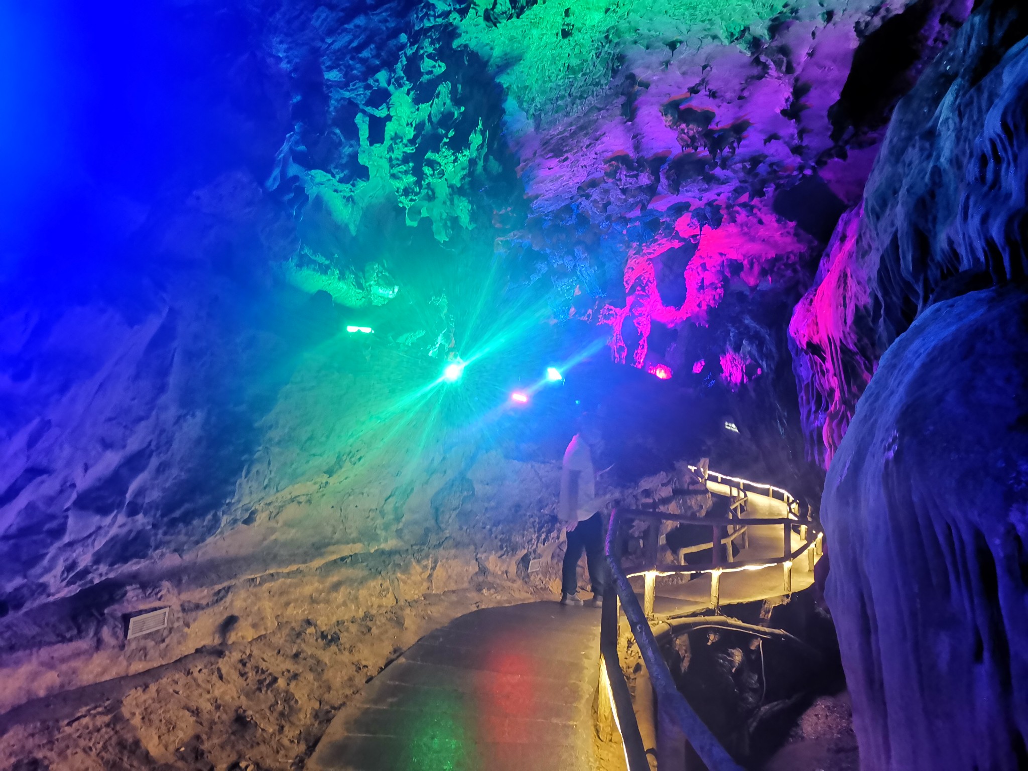 游玉华洞，喀斯特地貌形成的溶洞，是福建省最长最大的石灰岩溶洞。