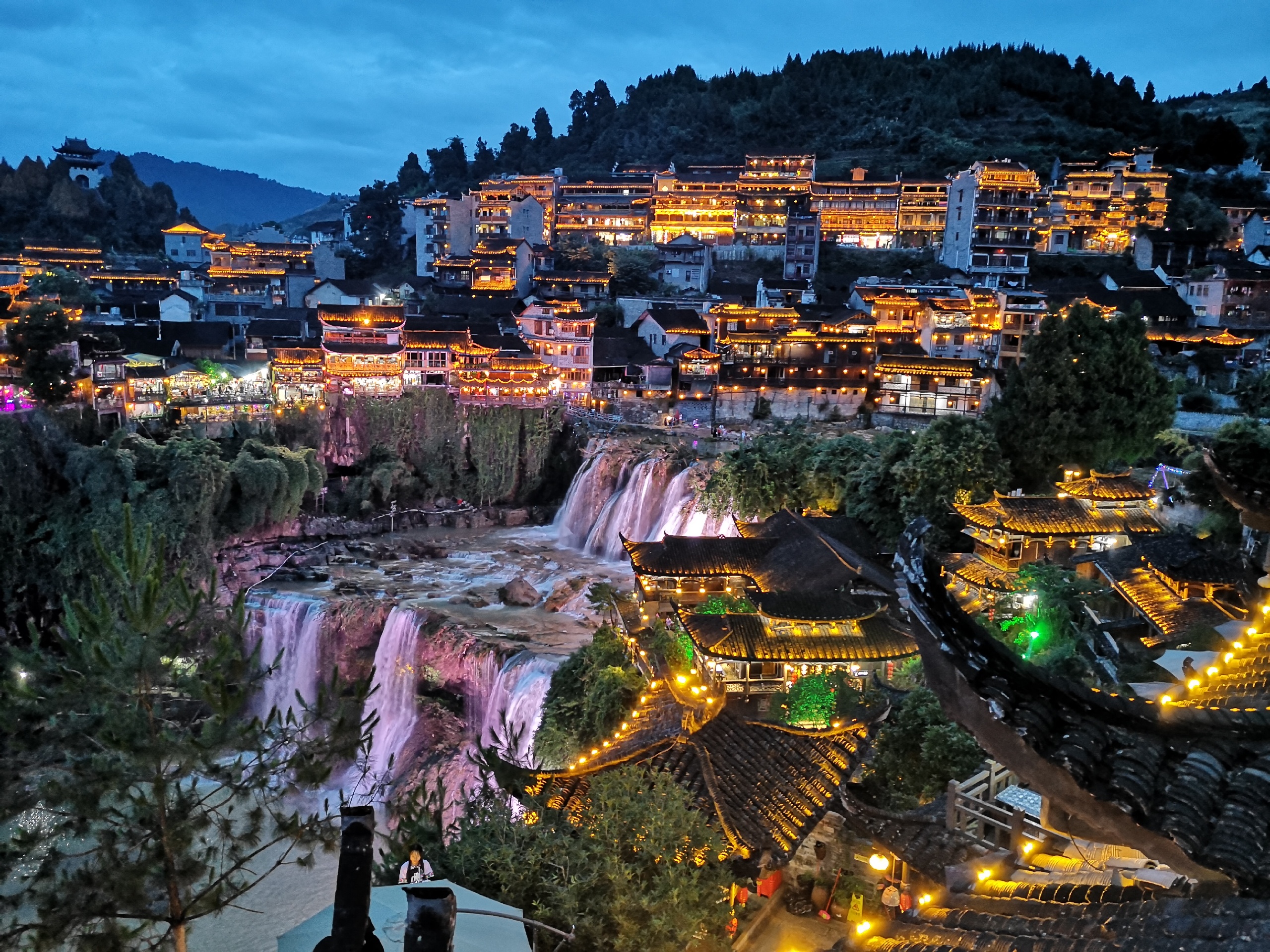 世界上唯一的挂在瀑布上的千年古镇*和爱人坐在瀑布边欣赏美景！