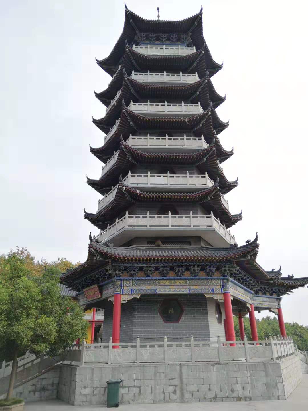 ​龙兴寺，前身是朱元璋出家之处皇觉寺，在此期间他出去流浪乞讨