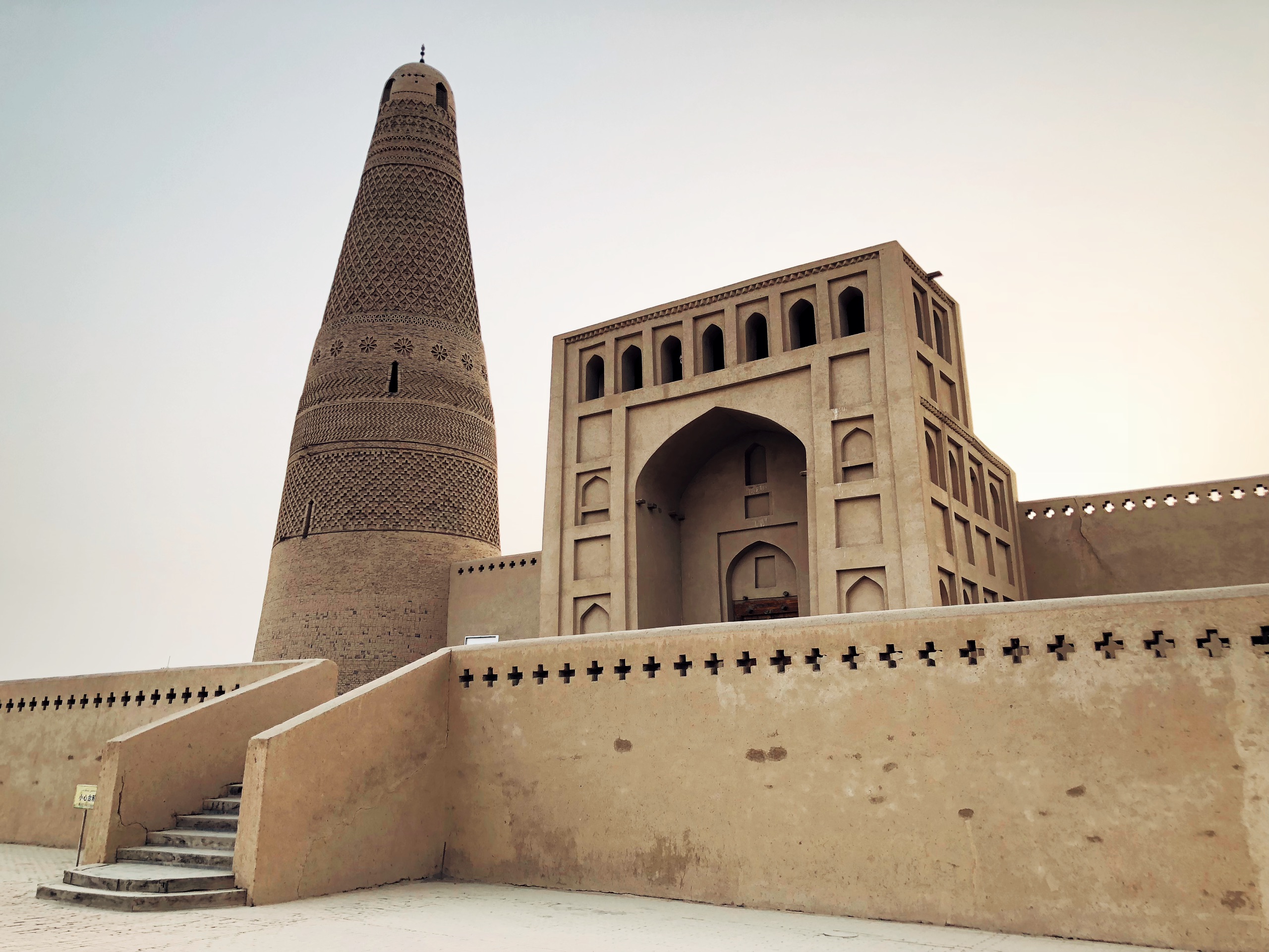 苏公塔礼拜寺，是吐鲁番市最大的清真寺。迄今已有230多年的历史