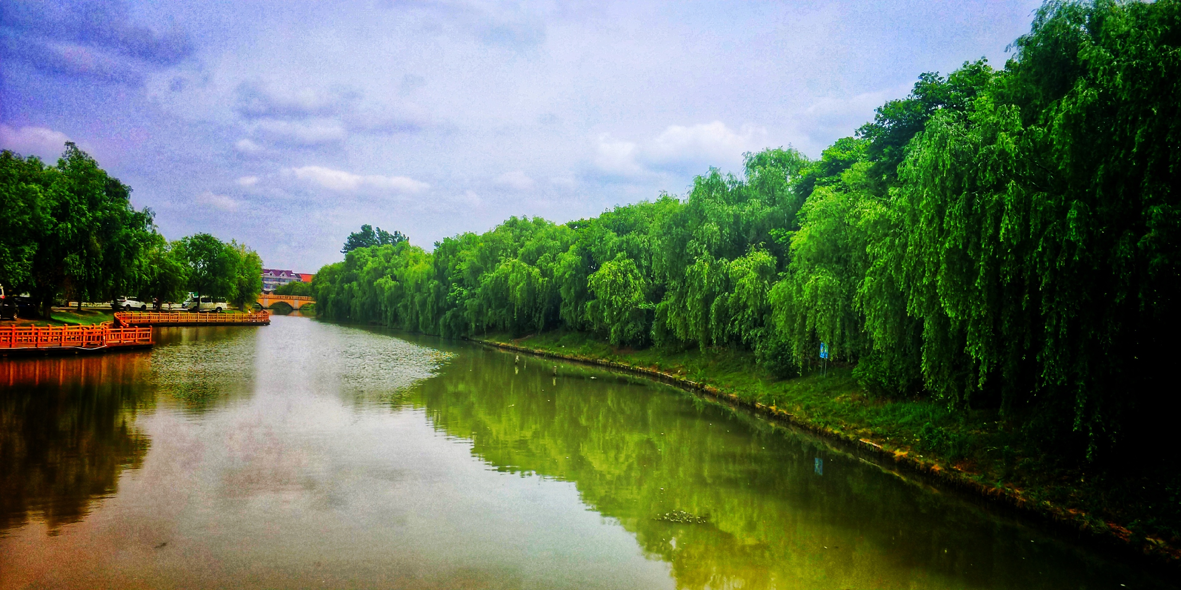浦东新区法治主题园-碧绿的潆溪映衬着初夏的味道
